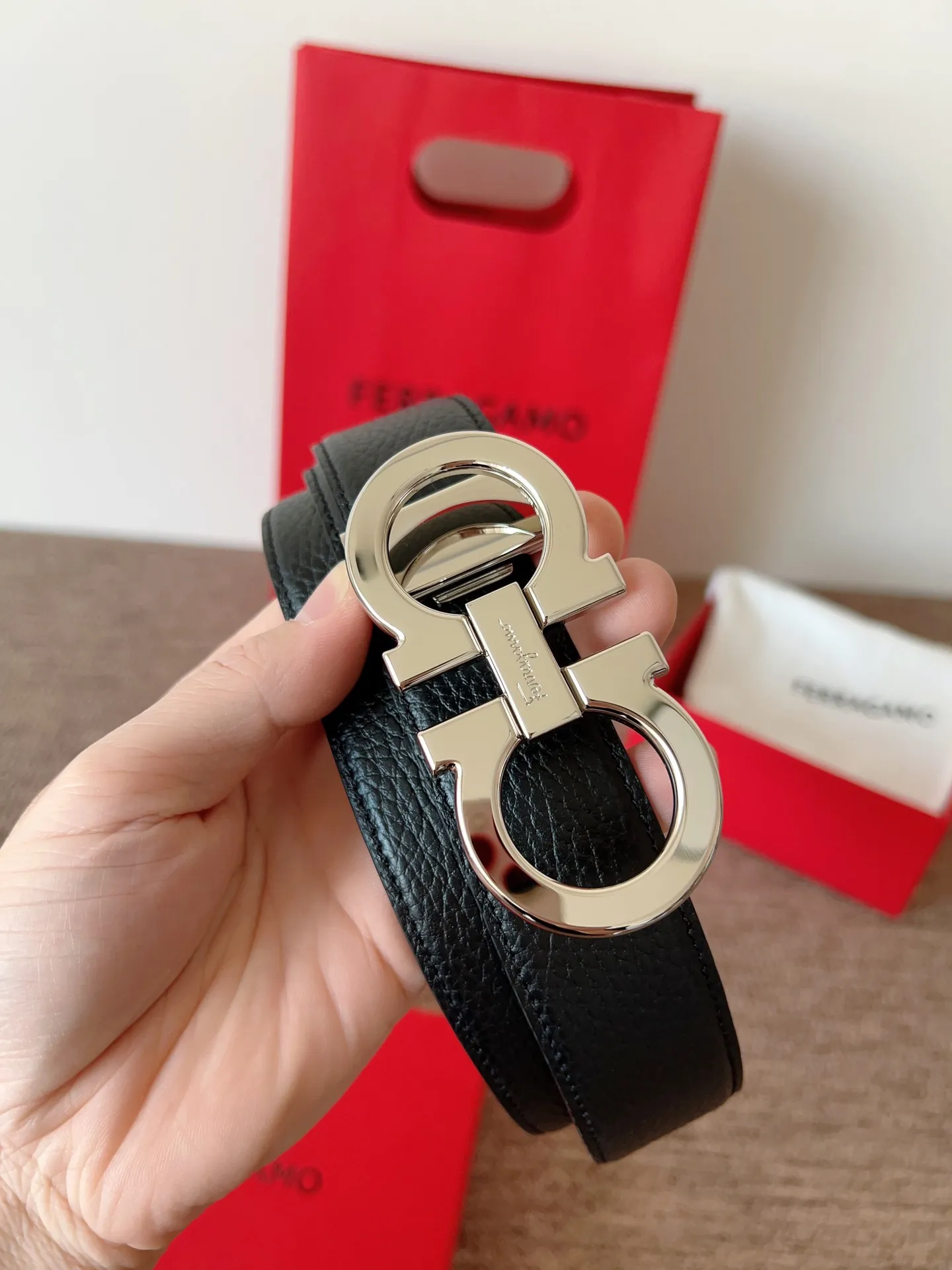 A Ferragamo belt that will never go out of style after several years of use, with original leather, high-quality buckles and brand new packaging. 💰760