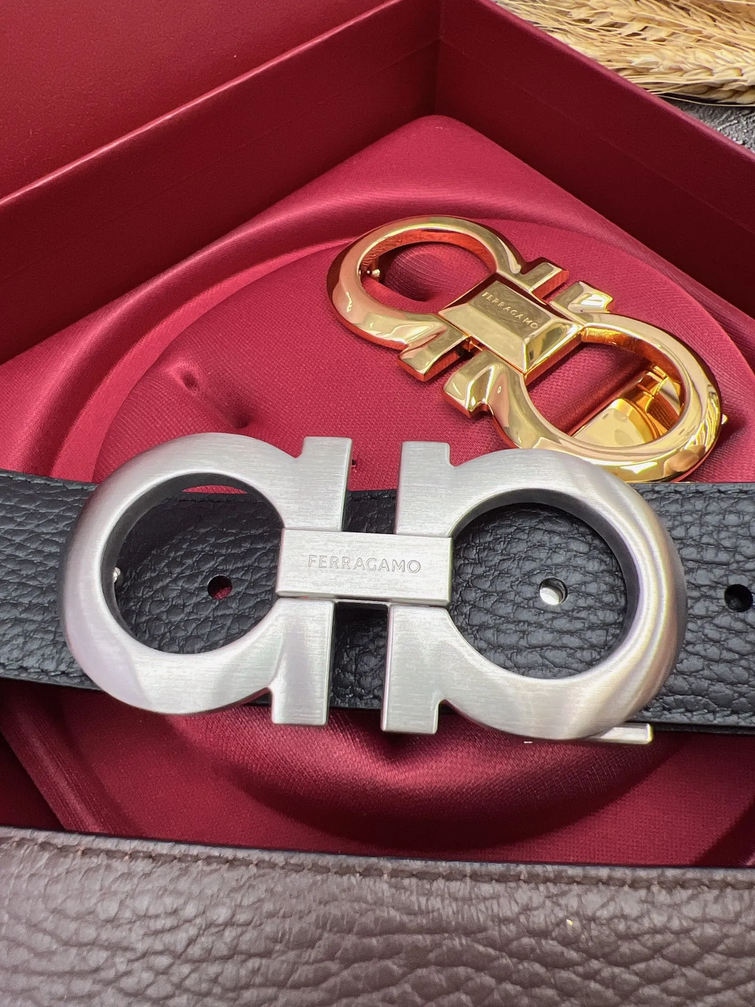 💰560💰Full set of packaging💰 💍Purchasing grade FERRAGAMO⚡️🌹Double-buckle series The same style as the official website for early autumn🎉 Width: 3.5CM Purchasing quality Double buckles can be used with each other Double-sided imported calfskin belt Supports chip scanning The length can be cut by yourself, giving you a counter-like experience 360-degree high-quality metal buckle with no dead ends, worn around the waist to perfectly reflect the quality of life⚡️🌹Gifts and personal use👍