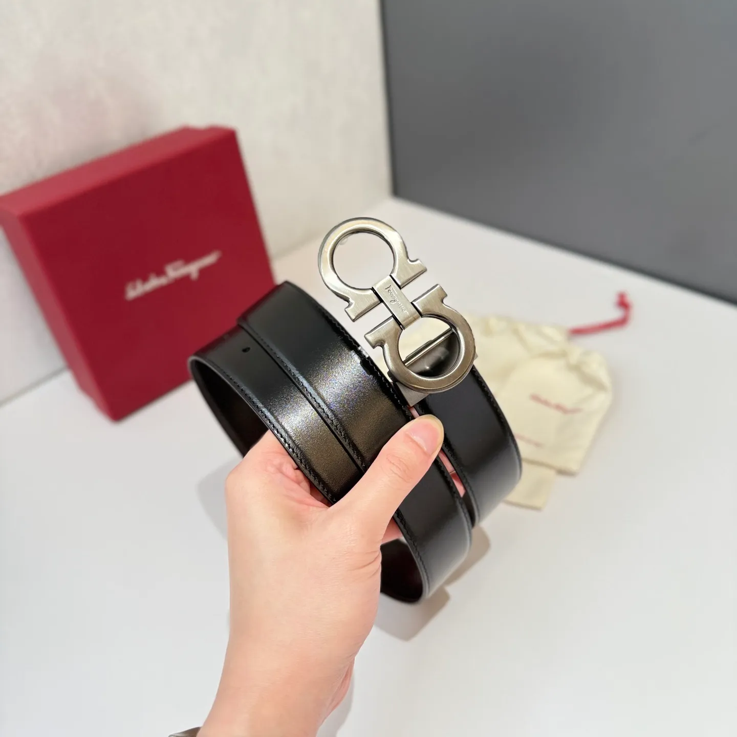 💰440💰Full package💰 💍Purchase level Salvatore Ferragamo is an Italian luxury brand known for its high-quality leather goods, shoes and accessories. Ferragamo's belts are one of its classic products, usually made of high-quality leather, with simple yet elegant designs, suitable for both business and leisure occasions.