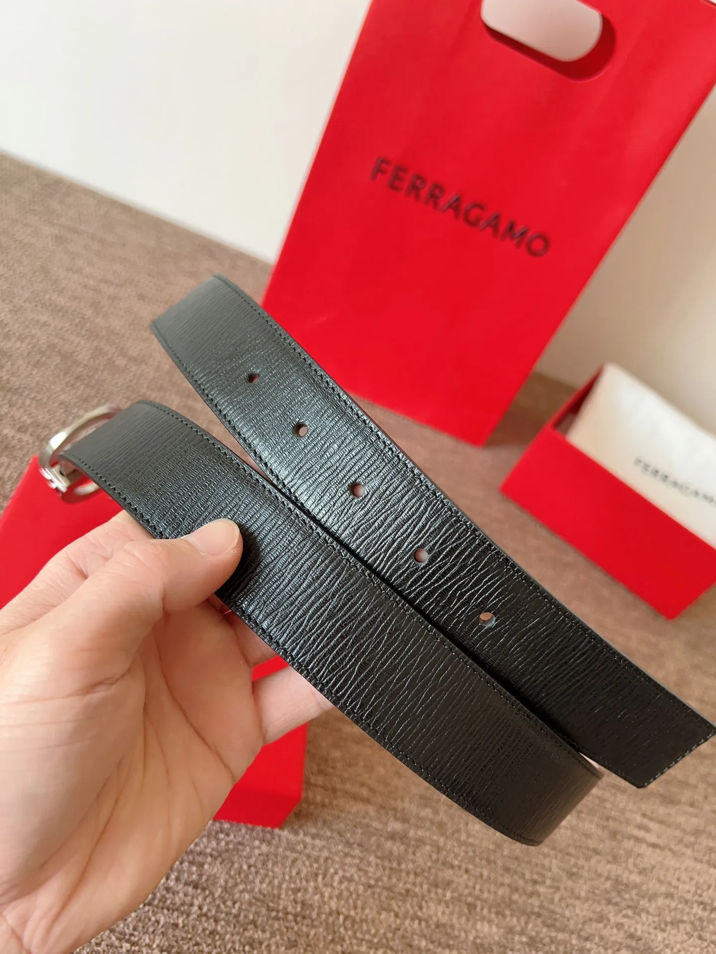 A Ferragamo belt that will never go out of style after several years of use, with original leather, high-quality buckles and brand new packaging. 💰760