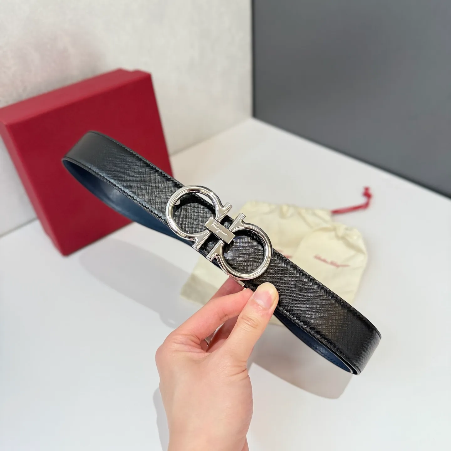 💰440💰Full package💰 💍Purchase level Salvatore Ferragamo is an Italian luxury brand known for its high-quality leather goods, shoes and accessories. Ferragamo's belts are one of its classic products, usually made of high-quality leather, with simple yet elegant designs, suitable for both business and leisure occasions.