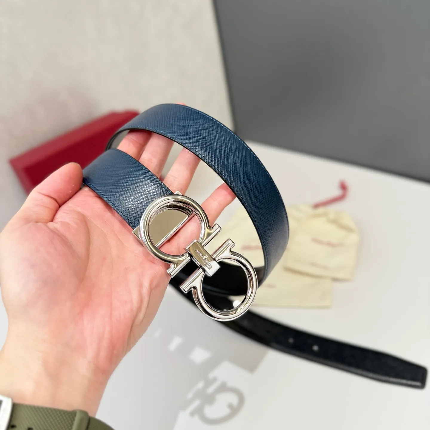 💰440💰Full package💰 💍Purchase level Salvatore Ferragamo is an Italian luxury brand known for its high-quality leather goods, shoes and accessories. Ferragamo's belts are one of its classic products, usually made of high-quality leather, with simple yet elegant designs, suitable for both business and leisure occasions.