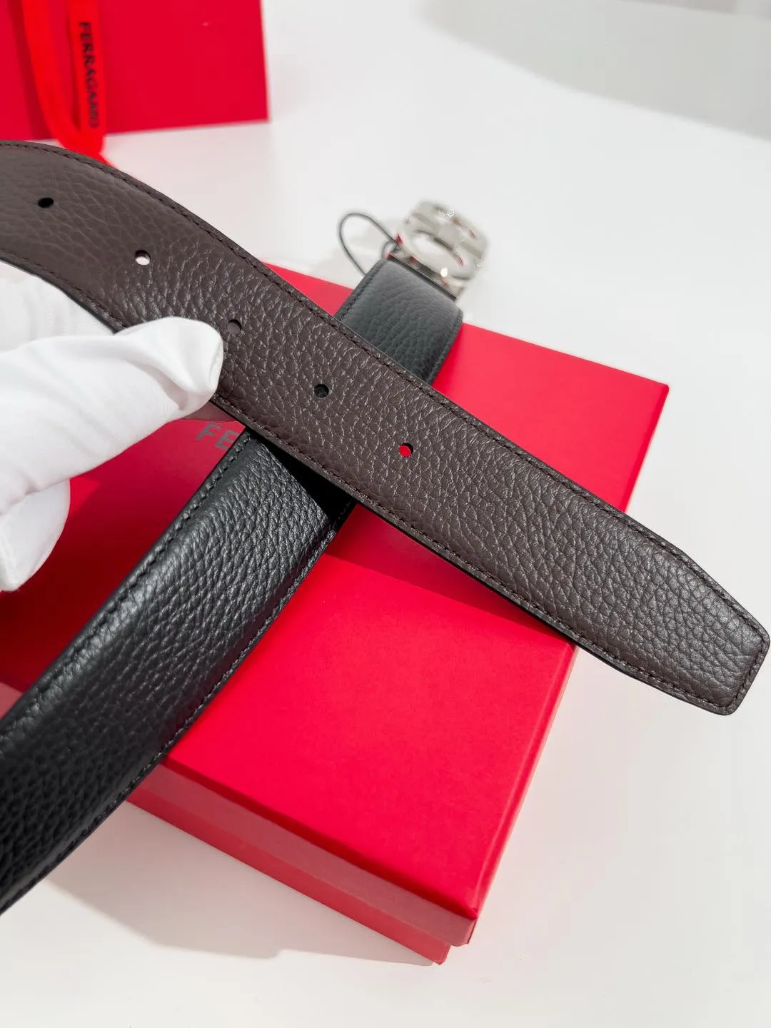 💰440💰Full package💰 💍Purchase-grade Ferragamo⚡️🌹Width 3.5cm, imported first-layer calfskin, double-sided cowhide material⚡️🌹The leather is soft and Q-elastic. Dürkopp's diagonal stitching is exquisite and durable. Good quality goods. Button head: pure copper button (gold, gun color, silver)