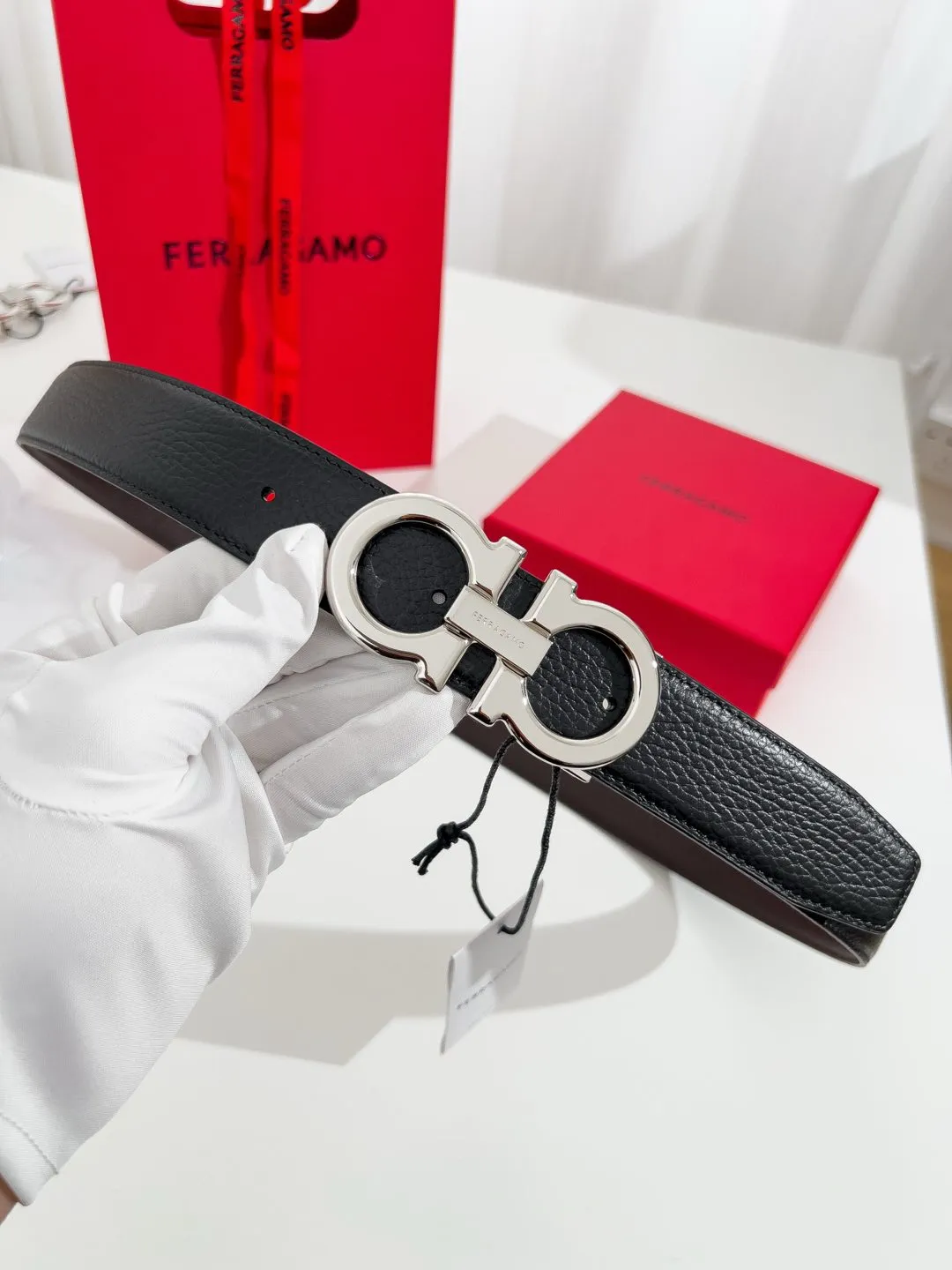 💰440💰Full package💰 💍Purchase-grade Ferragamo⚡️🌹Width 3.5cm, imported first-layer calfskin, double-sided cowhide material⚡️🌹The leather is soft and Q-elastic. Dürkopp's diagonal stitching is exquisite and durable. Good quality goods. Button head: pure copper button (gold, gun color, silver)