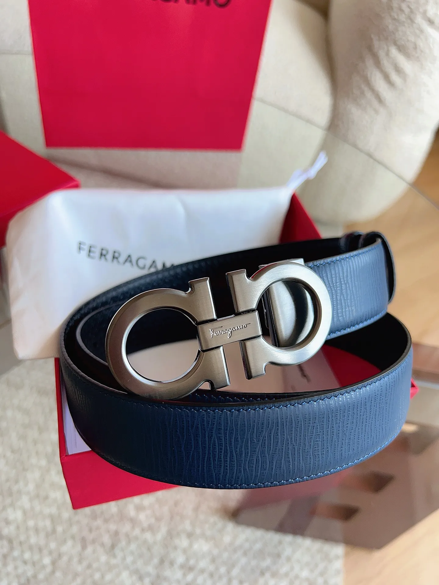 💰440💰Full package💰 💍Purchasing agent Ferragamo (2026 early spring style), the belt is made of first-layer cowhide with special processing, highlighting the natural grain, and using modern and elegant colors to reinterpret men's classic items. The double-sided design complements the Gancini double buckle, creating a flexible and versatile piece. The length is adjustable for a tailor-made fit. Belt width: 3.5cm