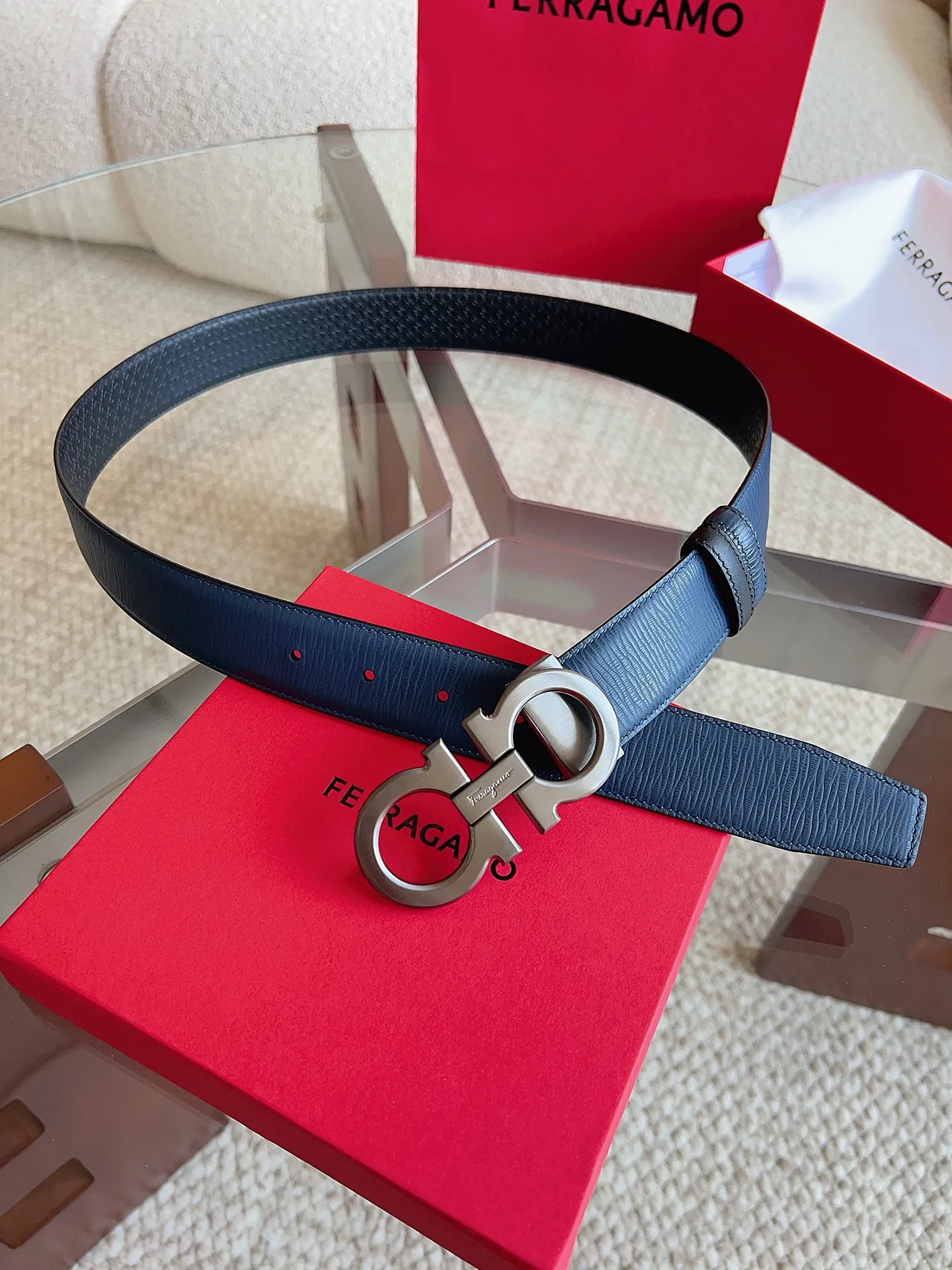 💰440💰Full package💰 💍Purchasing agent Ferragamo (2026 early spring style), the belt is made of first-layer cowhide with special processing, highlighting the natural grain, and using modern and elegant colors to reinterpret men's classic items. The double-sided design complements the Gancini double buckle, creating a flexible and versatile piece. The length is adjustable for a tailor-made fit. Belt width: 3.5cm