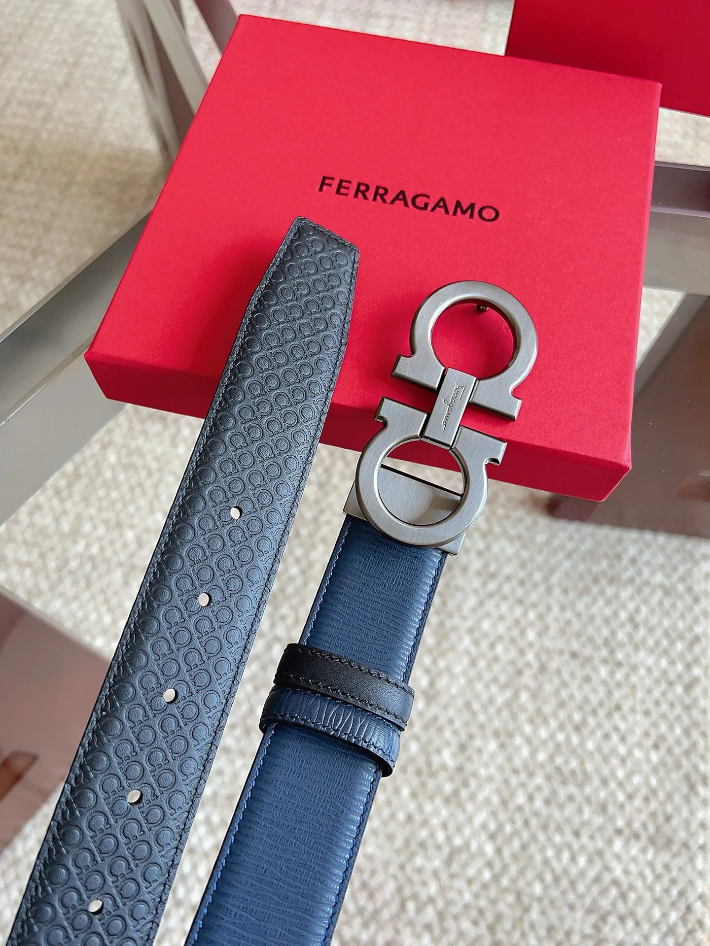 💰440💰Full package💰 💍Purchasing agent Ferragamo (2026 early spring style), the belt is made of first-layer cowhide with special processing, highlighting the natural grain, and using modern and elegant colors to reinterpret men's classic items. The double-sided design complements the Gancini double buckle, creating a flexible and versatile piece. The length is adjustable for a tailor-made fit. Belt width: 3.5cm