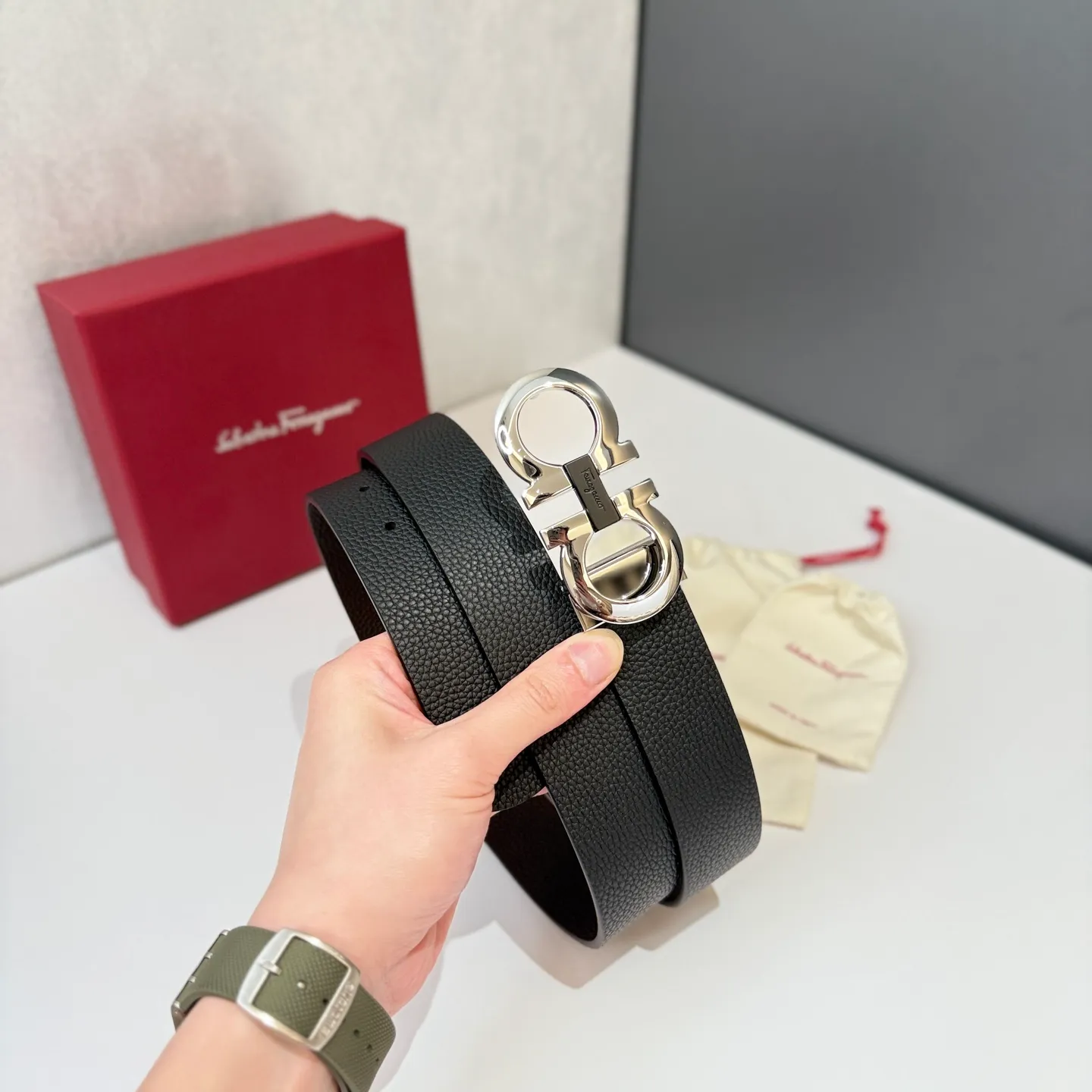 💰440💰Full package💰 💍Purchase level Salvatore Ferragamo is an Italian luxury brand known for its high-quality leather goods, shoes and accessories. Ferragamo's belts are one of its classic products, usually made of high-quality leather, with simple yet elegant designs, suitable for both business and leisure occasions.