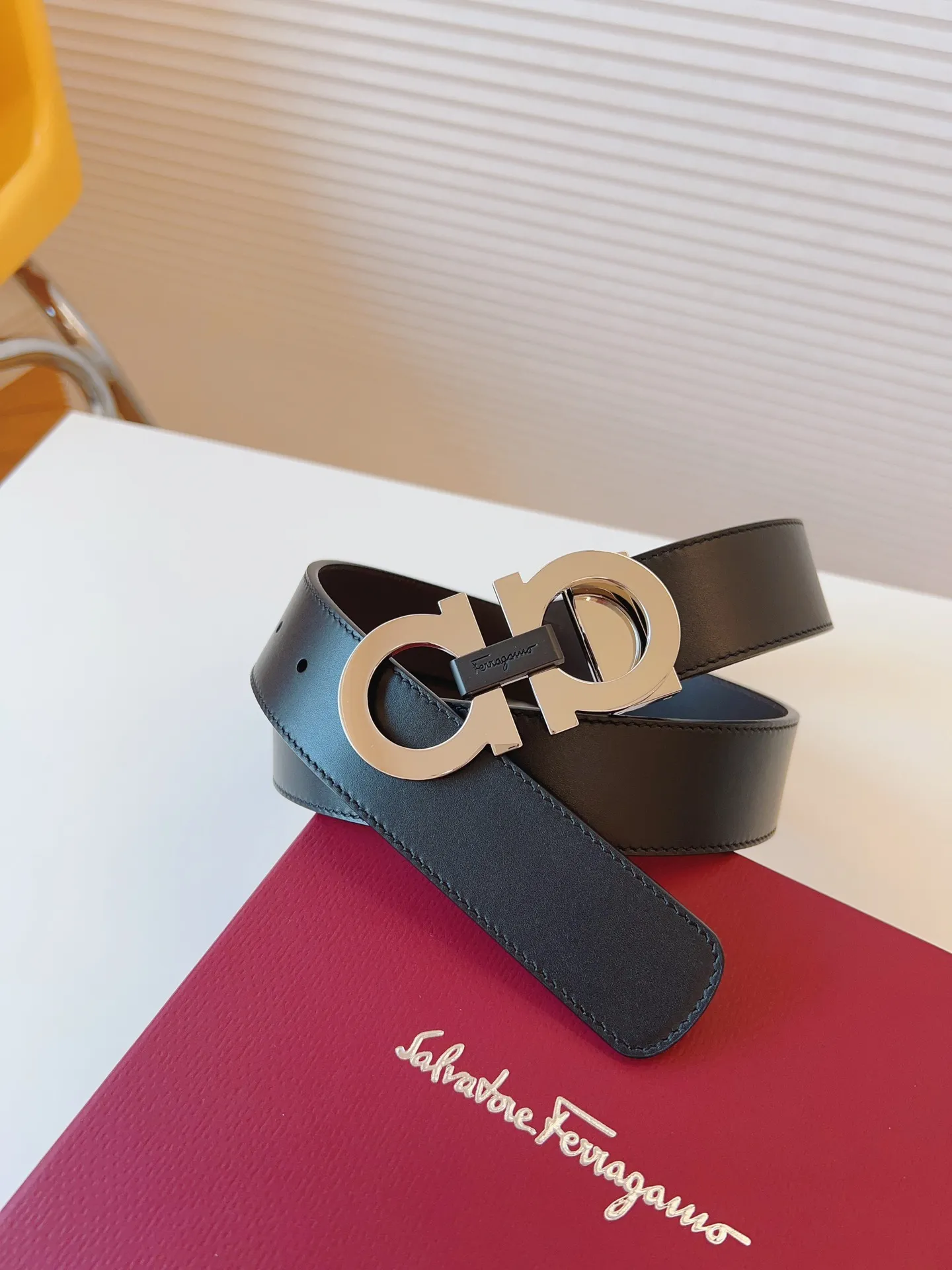 💰440💰Full package💰 💍Purchase level Ferragamo This double-sided belt is fashionable and versatile, and is an indispensable men's accessory. It reinterprets the classic style with fine leather. It is made of selected high-quality cowhide and decorated with classic Gancini buckles to add finishing touch; the length is adjustable to achieve a tailor-made slimming effect and flexibly interpret various styles. Belt width 3.5cm
