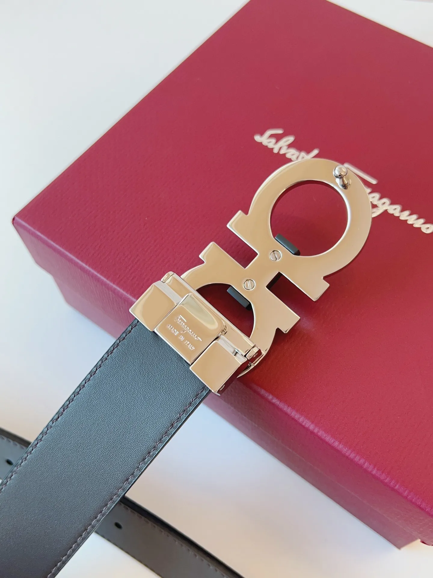 💰440💰Full package💰 💍Purchase level Ferragamo This double-sided belt is fashionable and versatile, and is an indispensable men's accessory. It reinterprets the classic style with fine leather. It is made of selected high-quality cowhide and decorated with classic Gancini buckles to add finishing touch; the length is adjustable to achieve a tailor-made slimming effect and flexibly interpret various styles. Belt width 3.5cm