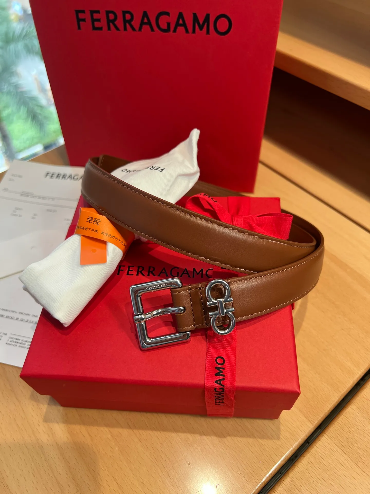 💰520💰Full package💰 💍Purchase level Dreams on the wrist, a new interpretation of female charm - Ferragamo 2.5cm women's pin buckle belt On the fashion stage, women's charm always blooms in the details. Ferragamo's 2.5cm women's pin buckle belt is like a smart work of art, outlining a woman's elegance and personality with delicate brushstrokes, becoming the finishing touch to highlight her fashion attitude.  This belt is made of top-quality materials. The leather is soft and skin-friendly, and the texture is natural and delicate. Every touch is like an intimate dialogue with nature. After special processing, the leather is tough and durable without losing its soft texture. It can not only withstand the test of daily wear, but also gently fit women's waistline, bringing unparalleled comfort experience.  The exquisite width of 2.5cm reflects Ferragamo’s profound insight into women’s fashion aesthetics. It cleverly walks the line between sophistication and grandeur, without being too ostentatious, yet accurately attracting attention. Whether it is paired with a simple and capable workplace suit to highlight a woman's independent confidence and professional temperament; or combined with a romantic and soft dress to emphasize the graceful body curves and interpret a gentle and romantic style, it can be perfectly controlled and inject unique charm into the overall look.  The pin buckle design is the soul of this belt. The metal pin buckle has been carefully polished and shines with a charming luster, with smooth lines and rich texture. The simple yet exquisite shape not only shows the modern and fashionable simple style, but also contains the profound brand heritage of Ferragamo. When buckled, the crisp sound is like a fashionable movement, and every use is a pleasant experience. Moreover, the solid design of the pin buckle ensures the stability of the belt during wearing, so that you don't have to worry about the embarrassment of slipping, and can enjoy the confidence and calmness brought by fashion.  Ferragamo, a fashion brand with a long history, has always been committed to creating fashion items for women that combine quality and design. This 2.5cm women's pin buckle belt is not only a symbol of fashion, but also a reflection of the brand's persistent pursuit of excellent quality and innovative design. It carries the cultural connotation of the brand and has become an important carrier for women to show themselves and express their personality.  When you tie the Ferragamo 2.5cm women's pin buckle belt around your waist, at that moment it is more than just a belt, it is an extension of your personality and style. It witnesses your hard work and achievements in the workplace and accompanies you to enjoy every beautiful moment in life. It allows you to exude unique charm in every gesture, and can become the center of attention whether on the bustling urban streets or in elegant social occasions.  Choosing Ferragamo's 2.5cm women's pin buckle belt means choosing an exquisite attitude towards life and the ultimate pursuit of fashion. It will add brilliant colors to your fashion journey with its unique charm and become an eternal classic in your wardrobe.