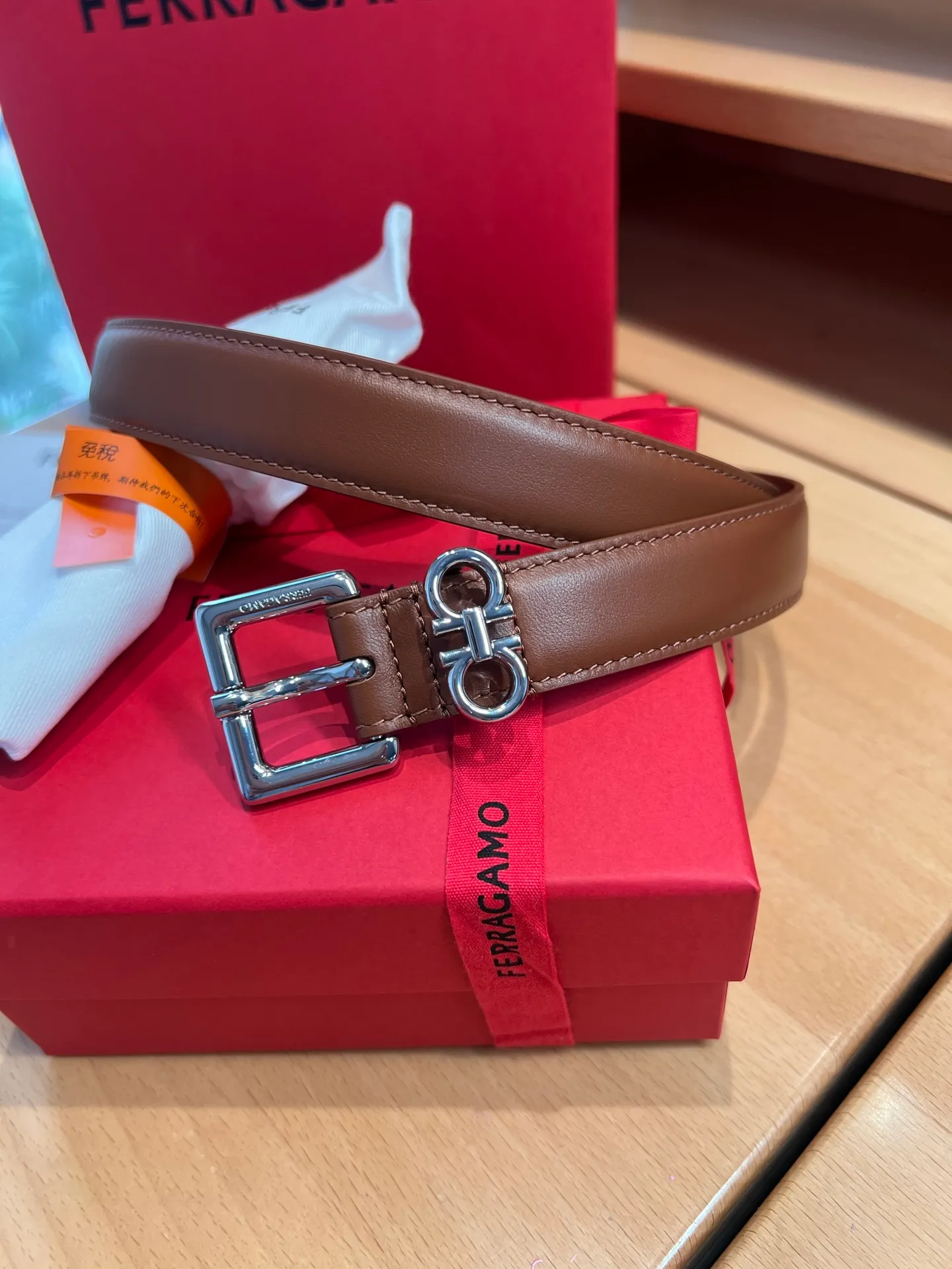 💰520💰Full package💰 💍Purchase level Dreams on the wrist, a new interpretation of female charm - Ferragamo 2.5cm women's pin buckle belt On the fashion stage, women's charm always blooms in the details. Ferragamo's 2.5cm women's pin buckle belt is like a smart work of art, outlining a woman's elegance and personality with delicate brushstrokes, becoming the finishing touch to highlight her fashion attitude.  This belt is made of top-quality materials. The leather is soft and skin-friendly, and the texture is natural and delicate. Every touch is like an intimate dialogue with nature. After special processing, the leather is tough and durable without losing its soft texture. It can not only withstand the test of daily wear, but also gently fit women's waistline, bringing unparalleled comfort experience.  The exquisite width of 2.5cm reflects Ferragamo’s profound insight into women’s fashion aesthetics. It cleverly walks the line between sophistication and grandeur, without being too ostentatious, yet accurately attracting attention. Whether it is paired with a simple and capable workplace suit to highlight a woman's independent confidence and professional temperament; or combined with a romantic and soft dress to emphasize the graceful body curves and interpret a gentle and romantic style, it can be perfectly controlled and inject unique charm into the overall look.  The pin buckle design is the soul of this belt. The metal pin buckle has been carefully polished and shines with a charming luster, with smooth lines and rich texture. The simple yet exquisite shape not only shows the modern and fashionable simple style, but also contains the profound brand heritage of Ferragamo. When buckled, the crisp sound is like a fashionable movement, and every use is a pleasant experience. Moreover, the solid design of the pin buckle ensures the stability of the belt during wearing, so that you don't have to worry about the embarrassment of slipping, and can enjoy the confidence and calmness brought by fashion.  Ferragamo, a fashion brand with a long history, has always been committed to creating fashion items for women that combine quality and design. This 2.5cm women's pin buckle belt is not only a symbol of fashion, but also a reflection of the brand's persistent pursuit of excellent quality and innovative design. It carries the cultural connotation of the brand and has become an important carrier for women to show themselves and express their personality.  When you tie the Ferragamo 2.5cm women's pin buckle belt around your waist, at that moment it is more than just a belt, it is an extension of your personality and style. It witnesses your hard work and achievements in the workplace and accompanies you to enjoy every beautiful moment in life. It allows you to exude unique charm in every gesture, and can become the center of attention whether on the bustling urban streets or in elegant social occasions.  Choosing Ferragamo's 2.5cm women's pin buckle belt means choosing an exquisite attitude towards life and the ultimate pursuit of fashion. It will add brilliant colors to your fashion journey with its unique charm and become an eternal classic in your wardrobe.