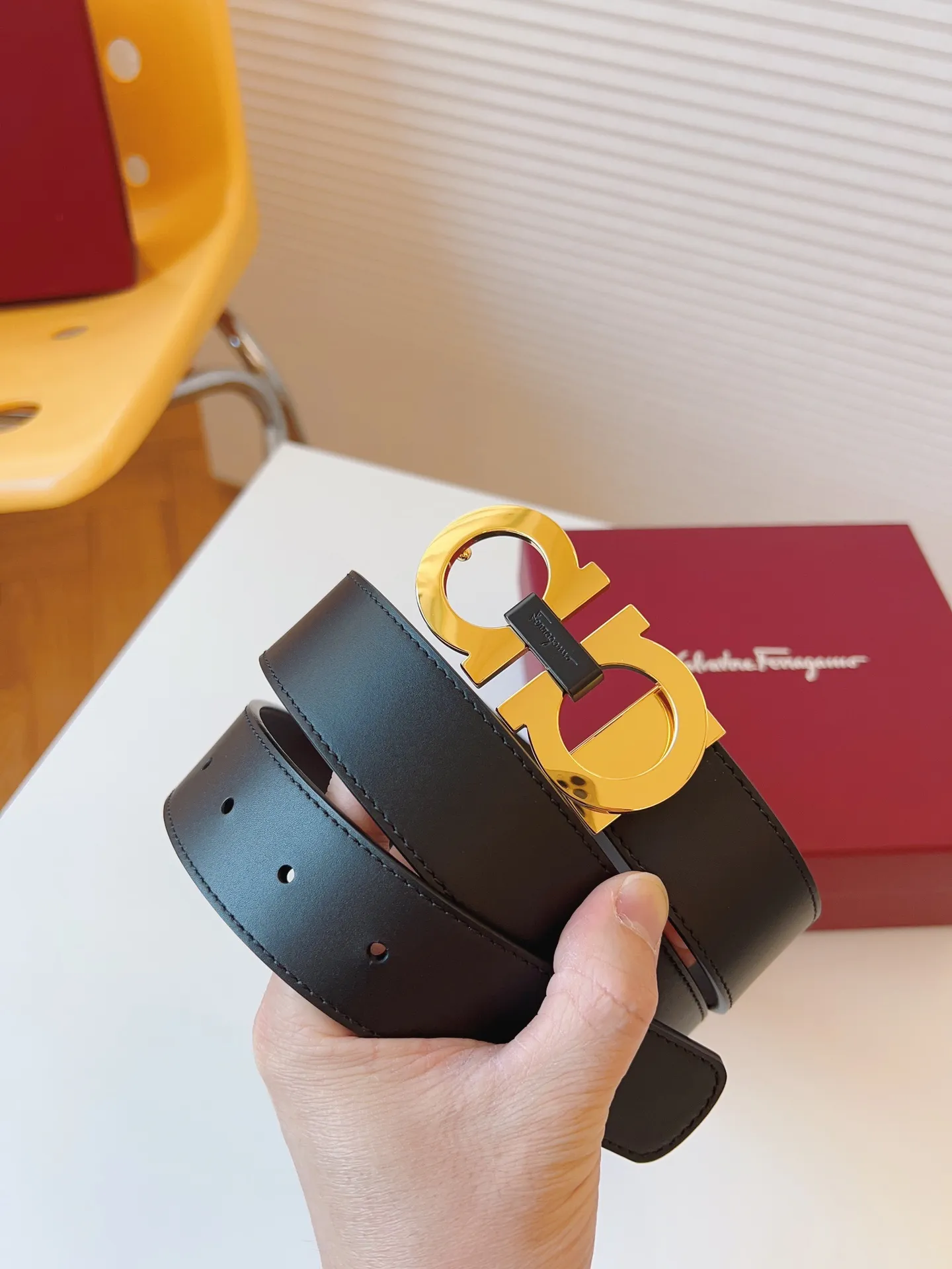 💰440💰Full package💰 💍Purchase level Ferragamo This double-sided belt is fashionable and versatile, and is an indispensable men's accessory. It reinterprets the classic style with fine leather. It is made of selected high-quality cowhide and decorated with classic Gancini buckles to add finishing touch; the length is adjustable to achieve a tailor-made slimming effect and flexibly interpret various styles. Belt width 3.5cm