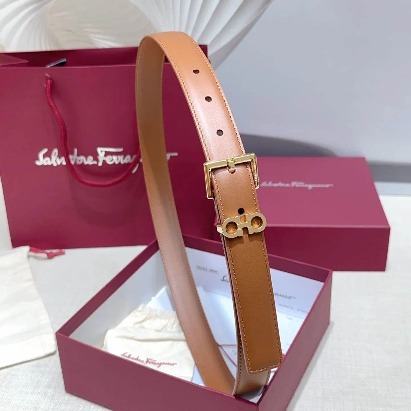💰460💰Full set of packaging💰 💍Purchase level Ferragamo⚡️🌹Women's belt Width 2.5cm Double-sided first layer imported cowhide Copper five-pin buckle Original mold customization Length 75-105 Euro