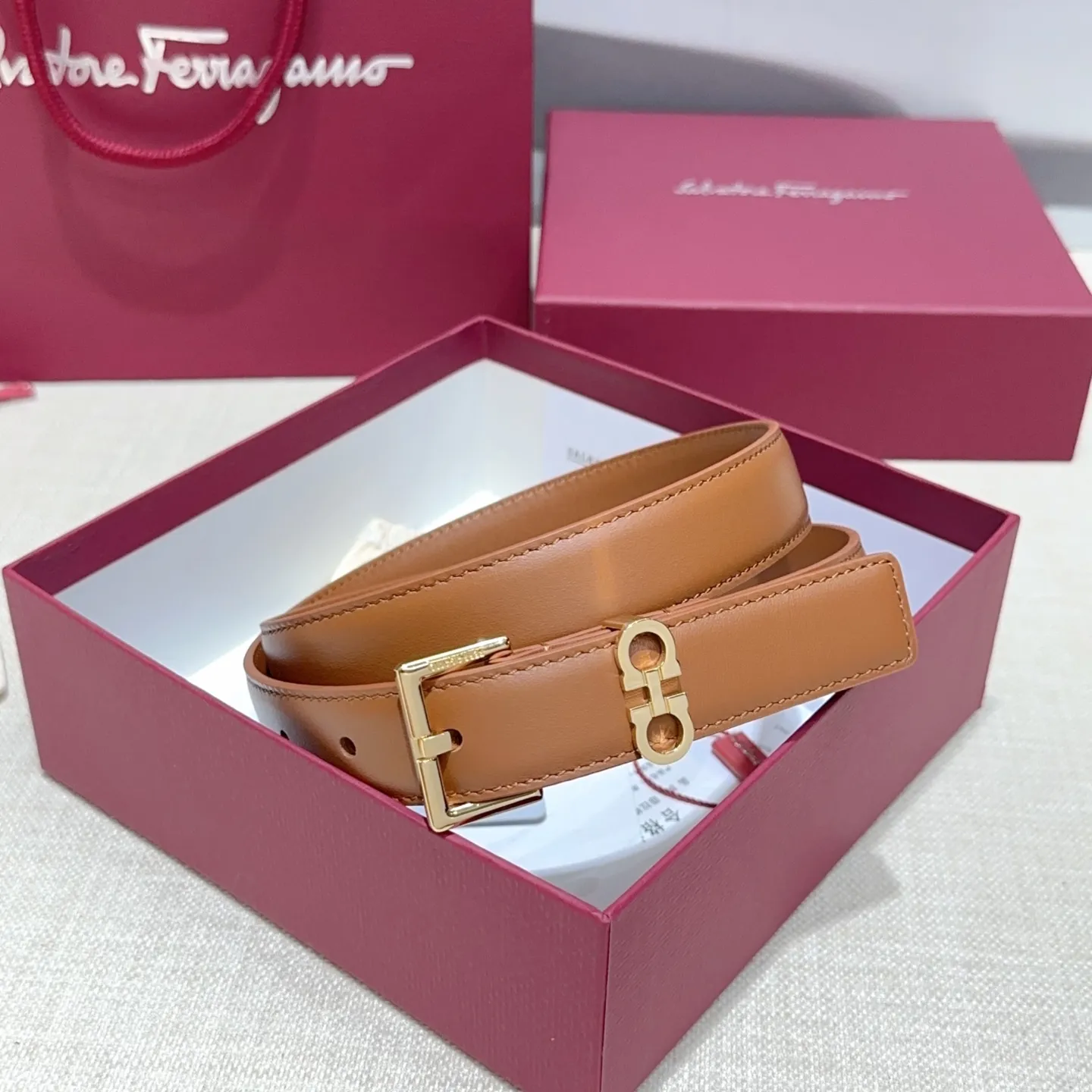 💰460💰Full set of packaging💰 💍Purchase level Ferragamo⚡️🌹Women's belt Width 2.5cm Double-sided first layer imported cowhide Copper five-pin buckle Original mold customization Length 75-105 Euro