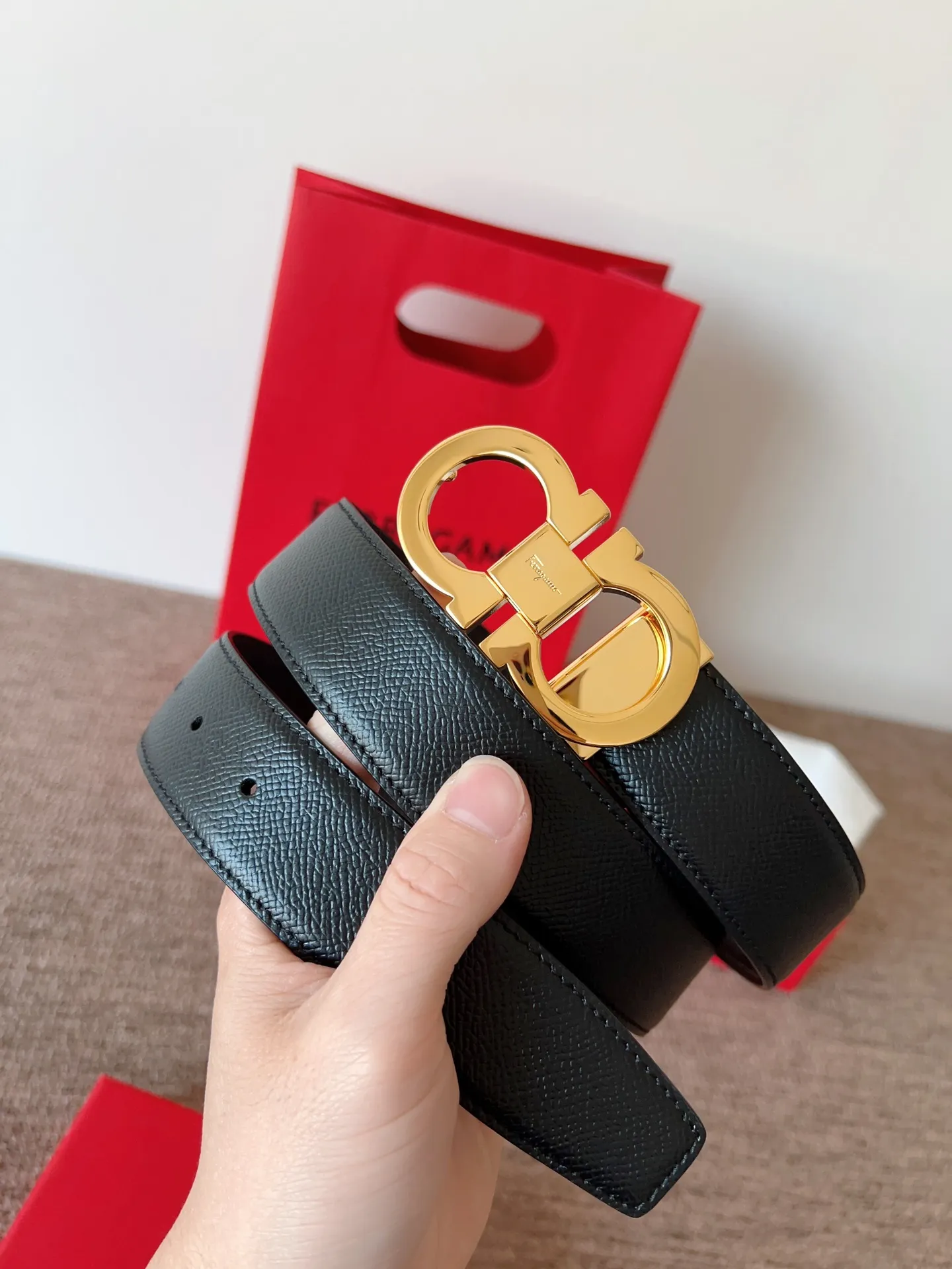 A Ferragamo belt that will never go out of style after several years of use, with original leather, high-quality buckles and brand new packaging. 💰760