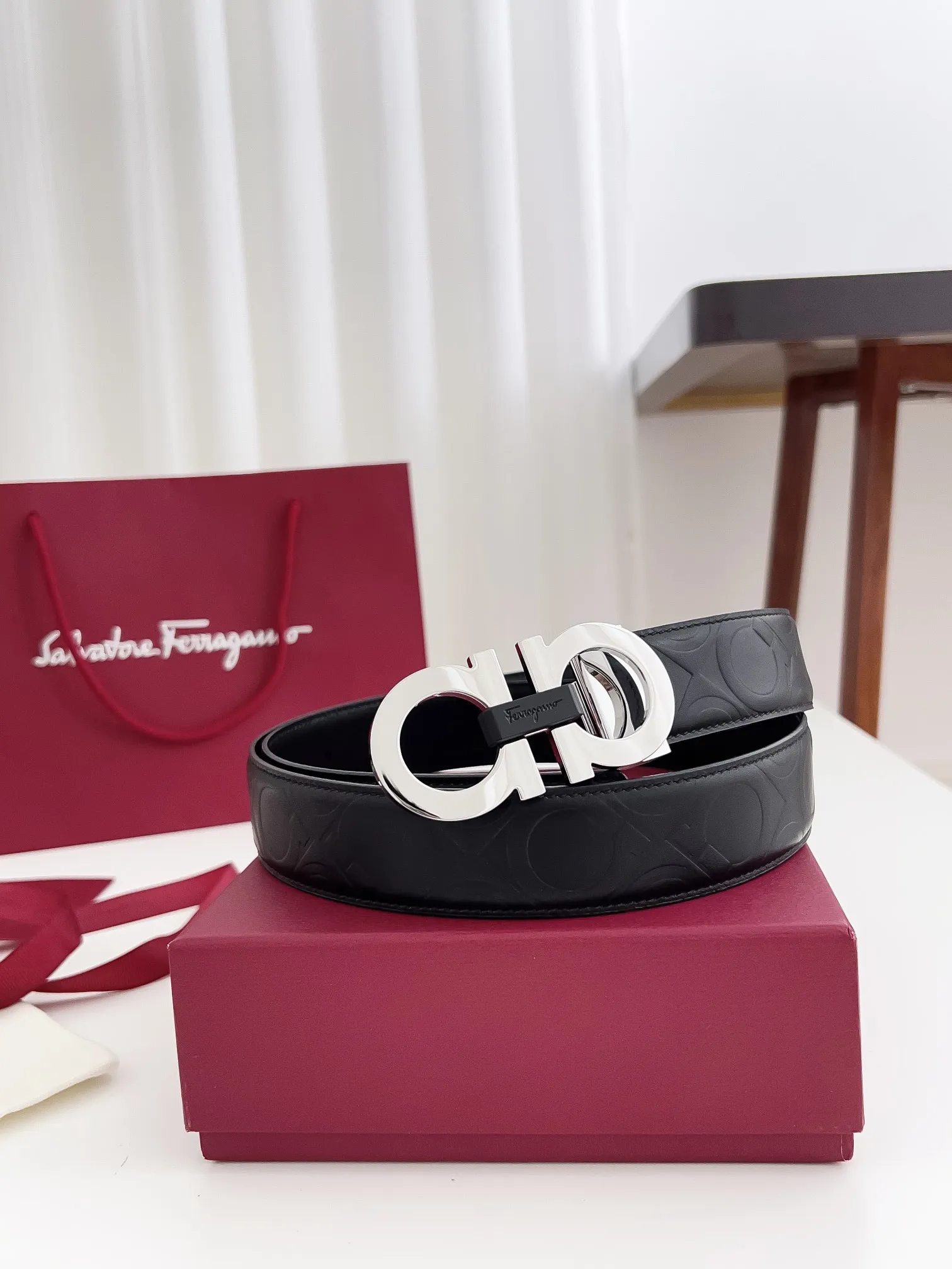 💰440💰Authentic packaging💰 💍Purchase-grade Ferragamo Width 3.5cm Imported first-layer calfskin, double-sided cowhide material, soft and Q-elastic leather. Dürkopp's diagonal stitching is exquisite and durable. Good quality goods. Button head: pure copper buckle (gold, gun color, silver) Size: 100-125cm Packaging: full set of packaging