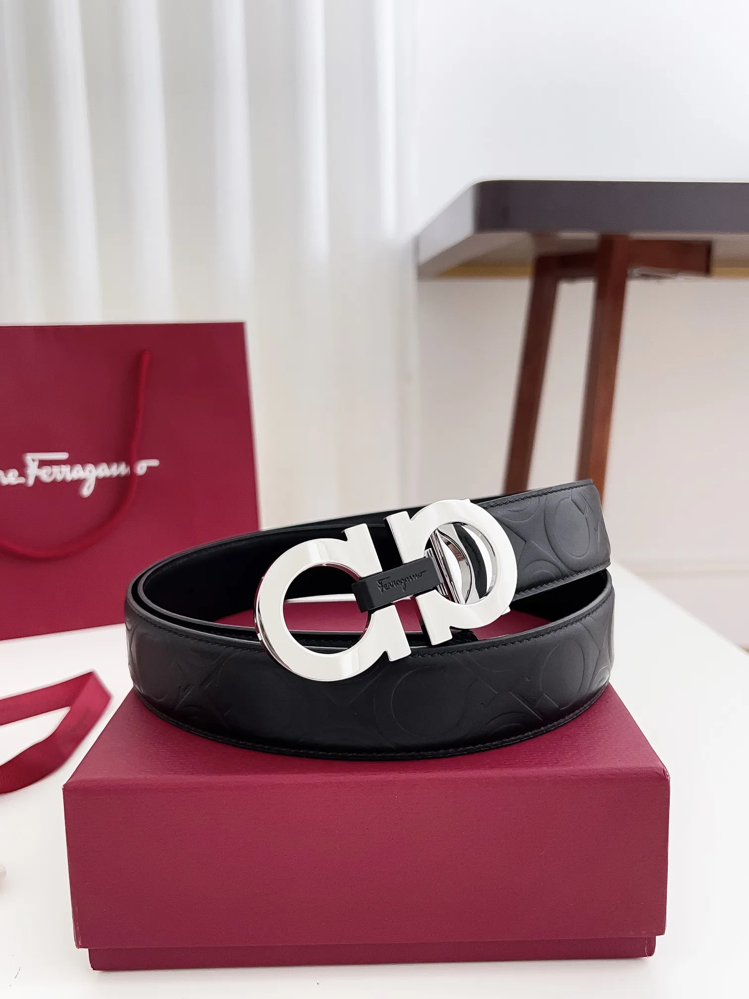 💰440💰Authentic packaging💰 💍Purchase-grade Ferragamo Width 3.5cm Imported first-layer calfskin, double-sided cowhide material, soft and Q-elastic leather. Dürkopp's diagonal stitching is exquisite and durable. Good quality goods. Button head: pure copper buckle (gold, gun color, silver) Size: 100-125cm Packaging: full set of packaging