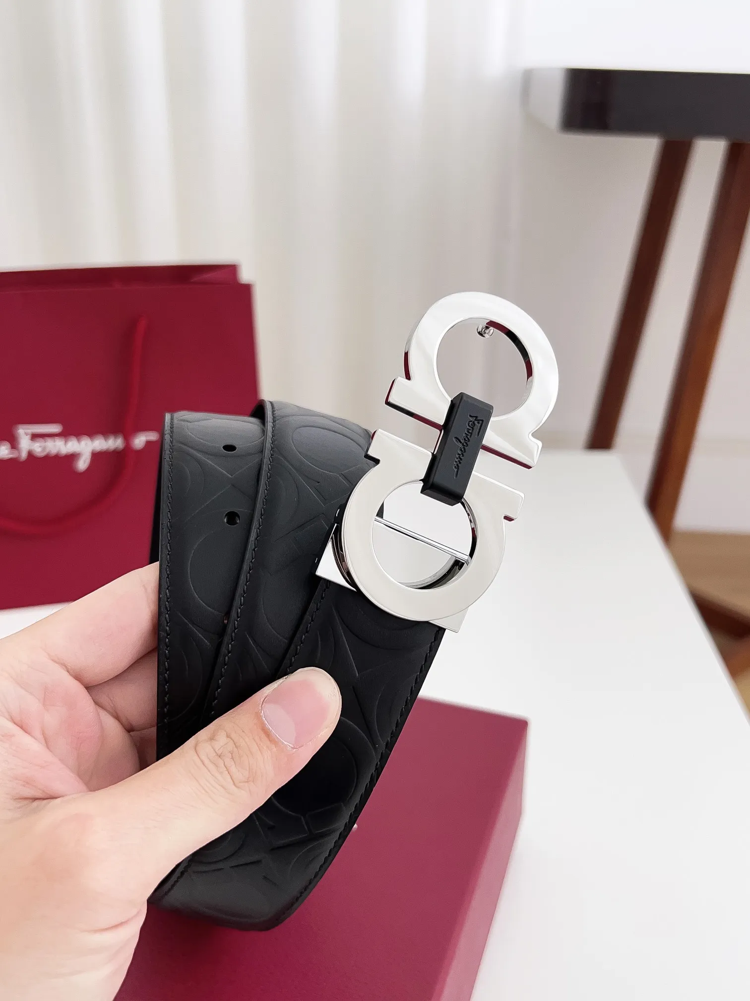 💰440💰Authentic packaging💰 💍Purchase-grade Ferragamo Width 3.5cm Imported first-layer calfskin, double-sided cowhide material, soft and Q-elastic leather. Dürkopp's diagonal stitching is exquisite and durable. Good quality goods. Button head: pure copper buckle (gold, gun color, silver) Size: 100-125cm Packaging: full set of packaging