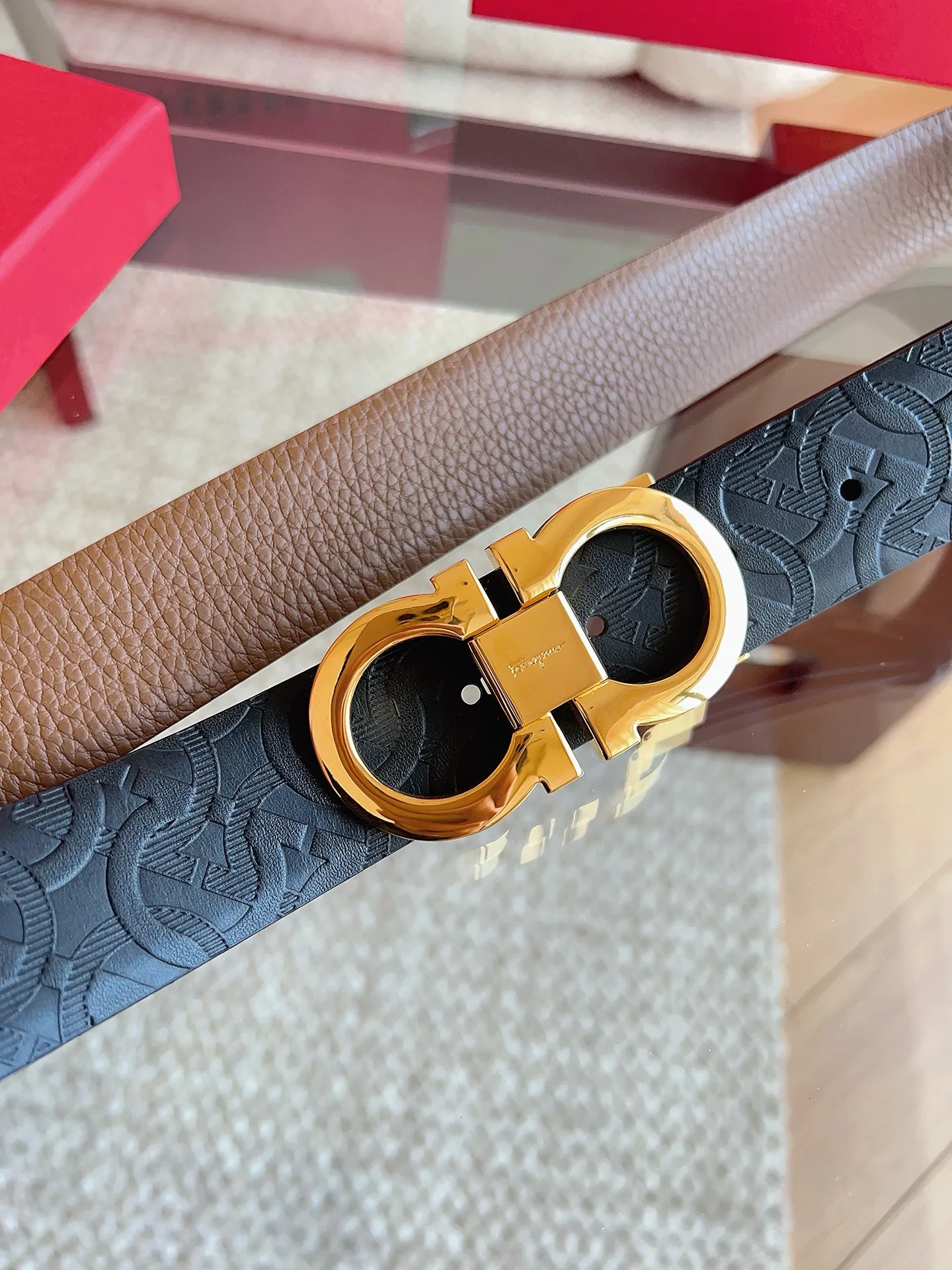 💰440💰Full package💰 💍Purchasing agent Ferragamo (2026 early spring style), the belt is made of first-layer cowhide with special processing, highlighting the natural grain, and using modern and elegant colors to reinterpret men's classic items. The double-sided design complements the Gancini double buckle, creating a flexible and versatile piece. The length is adjustable for a tailor-made fit. Belt width: 3.5cm
