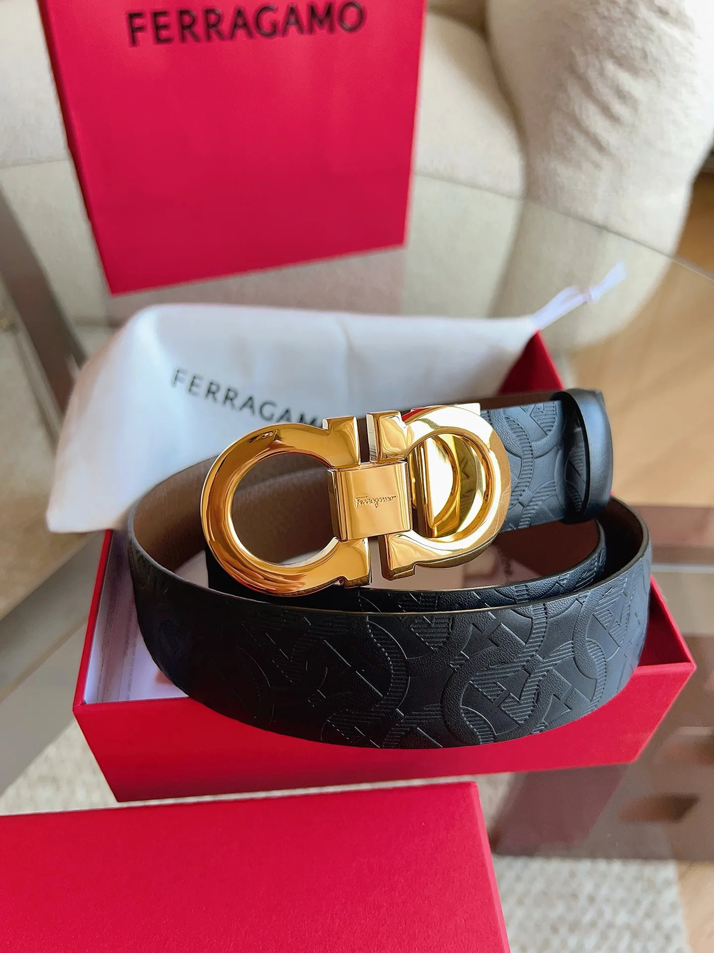 💰440💰Full package💰 💍Purchasing agent Ferragamo (2026 early spring style), the belt is made of first-layer cowhide with special processing, highlighting the natural grain, and using modern and elegant colors to reinterpret men's classic items. The double-sided design complements the Gancini double buckle, creating a flexible and versatile piece. The length is adjustable for a tailor-made fit. Belt width: 3.5cm