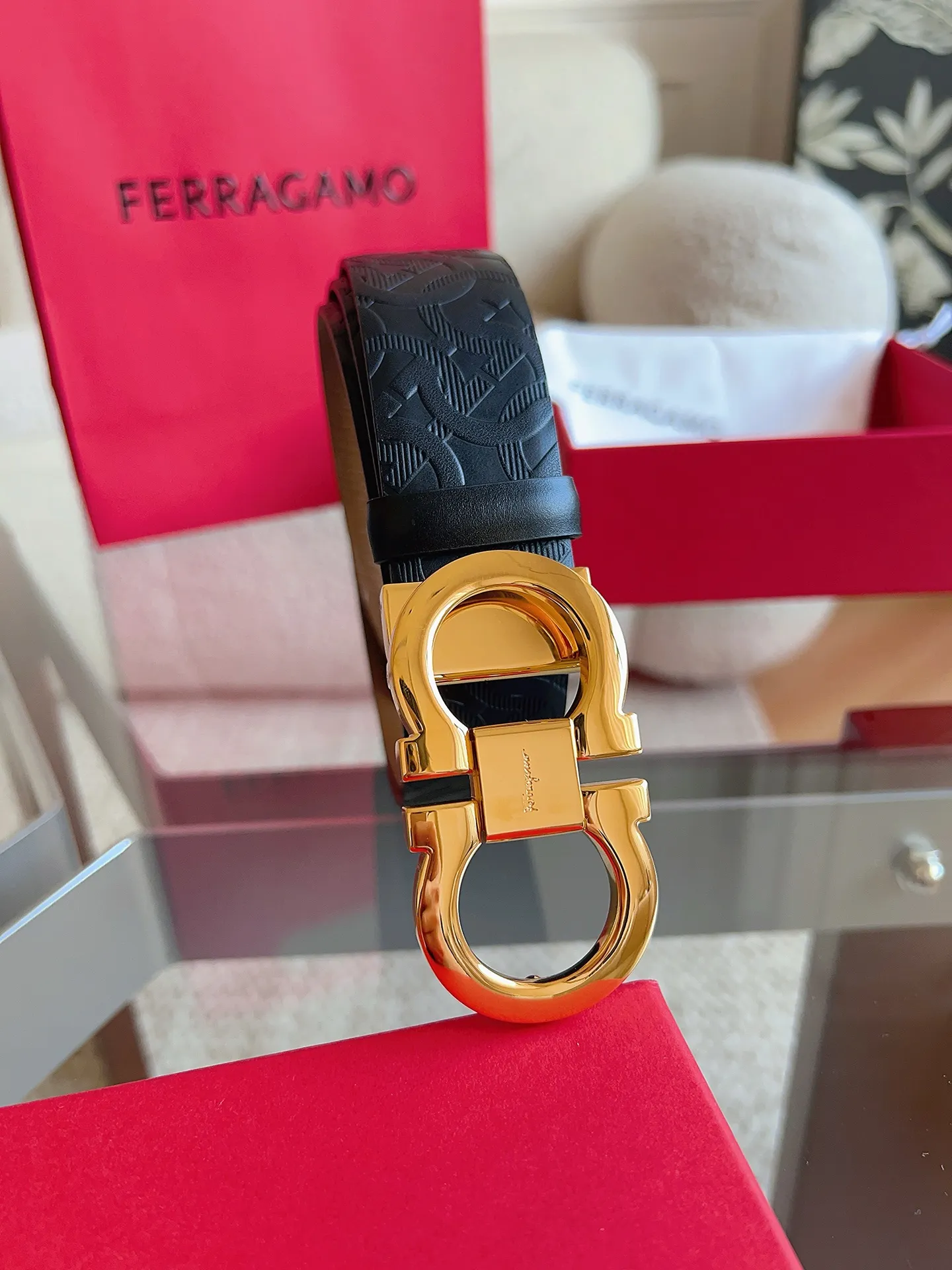 💰440💰Full package💰 💍Purchasing agent Ferragamo (2026 early spring style), the belt is made of first-layer cowhide with special processing, highlighting the natural grain, and using modern and elegant colors to reinterpret men's classic items. The double-sided design complements the Gancini double buckle, creating a flexible and versatile piece. The length is adjustable for a tailor-made fit. Belt width: 3.5cm
