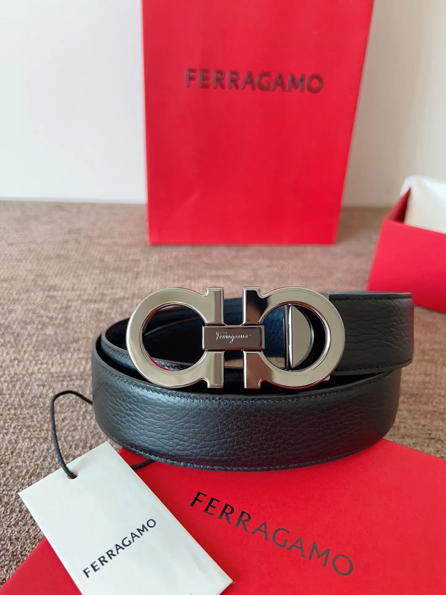 A Ferragamo belt that will never go out of style after several years of use, with original leather, high-quality buckles and brand new packaging. 💰760