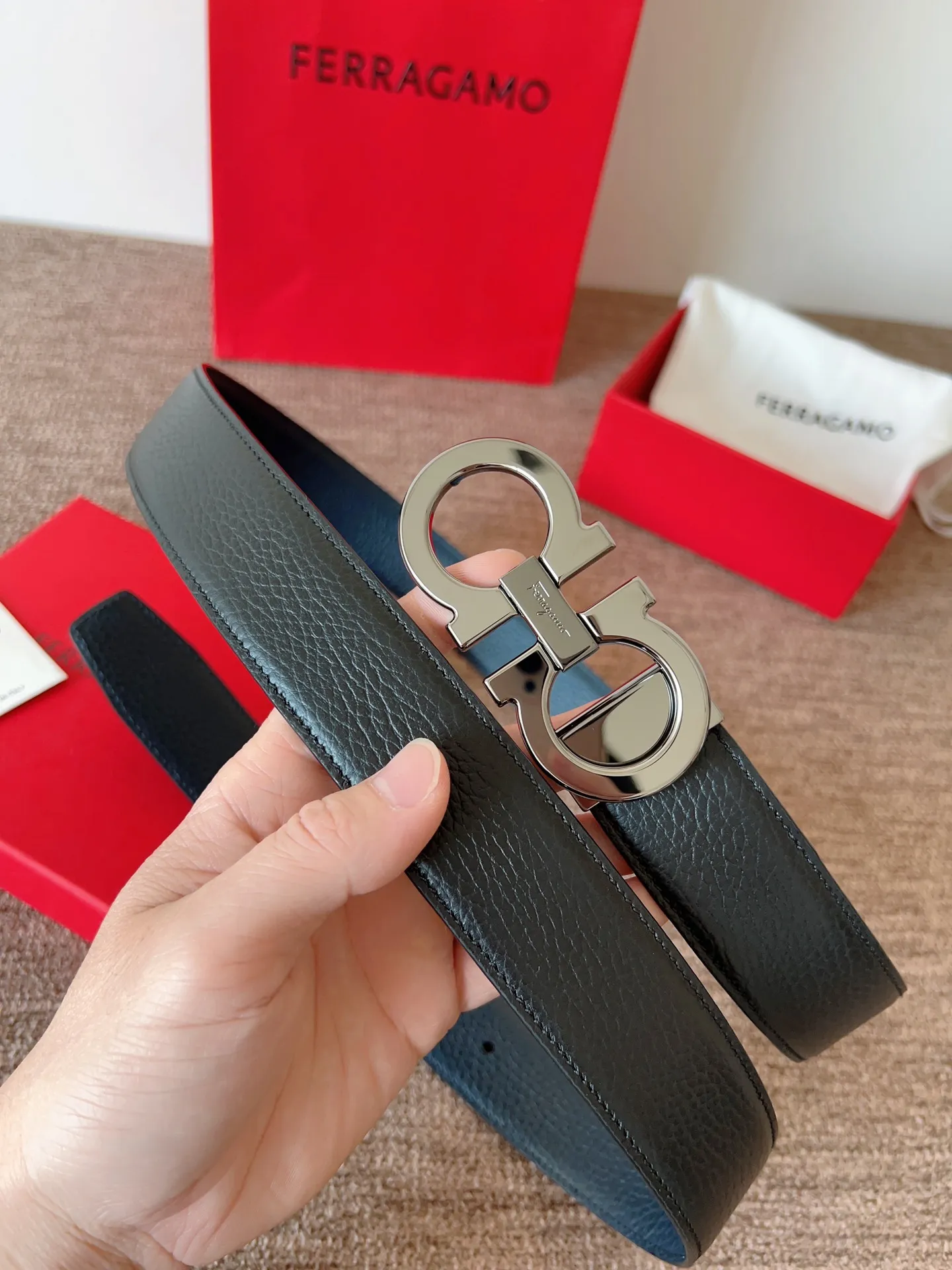 A Ferragamo belt that will never go out of style after several years of use, with original leather, high-quality buckles and brand new packaging. 💰760
