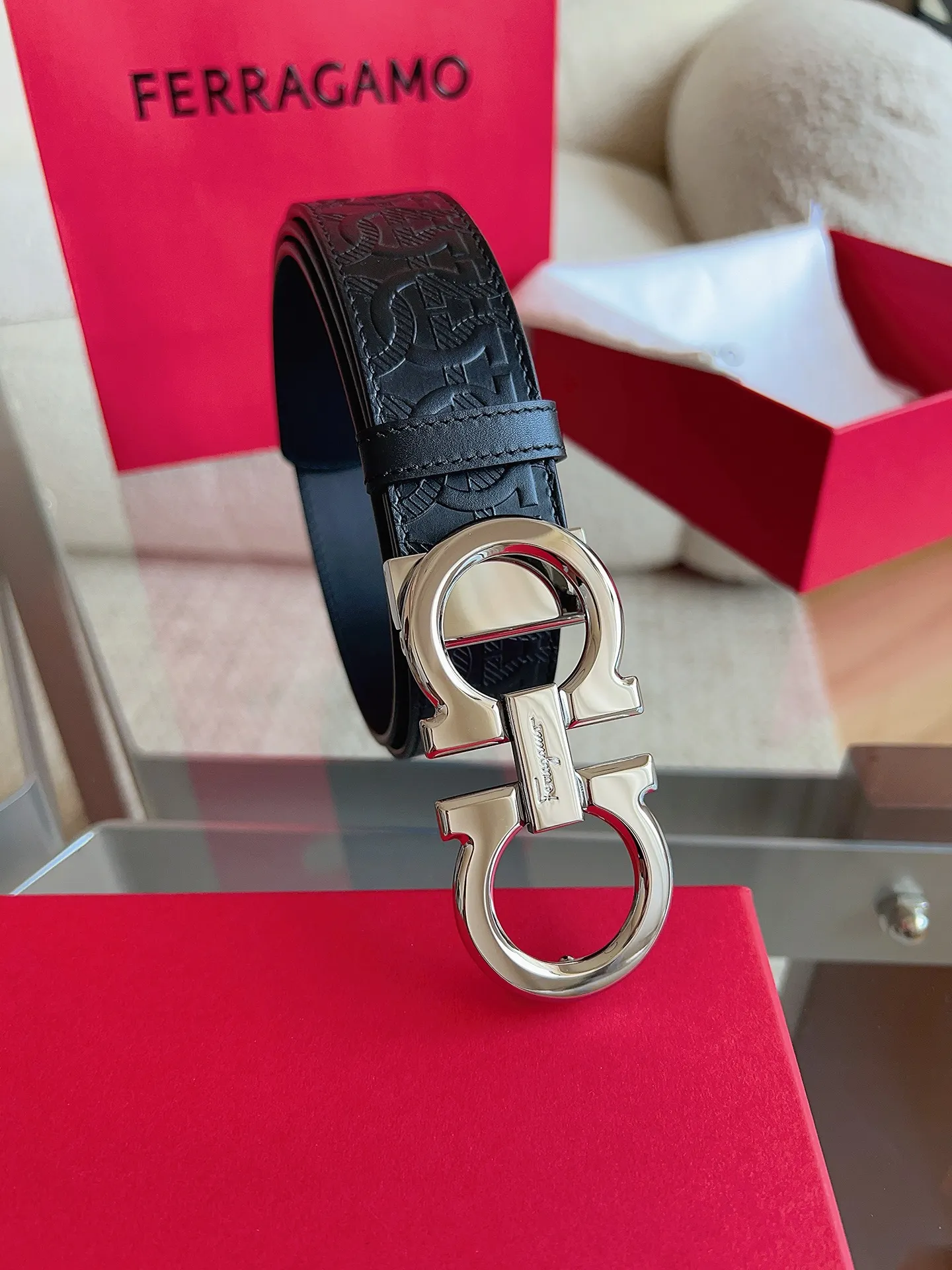 💰440💰Full package💰 💍Purchasing agent Ferragamo (2026 early spring style), the belt is made of first-layer cowhide with special processing, highlighting the natural grain, and using modern and elegant colors to reinterpret men's classic items. The double-sided design complements the Gancini double buckle, creating a flexible and versatile piece. The length is adjustable for a tailor-made fit. Belt width: 3.5cm