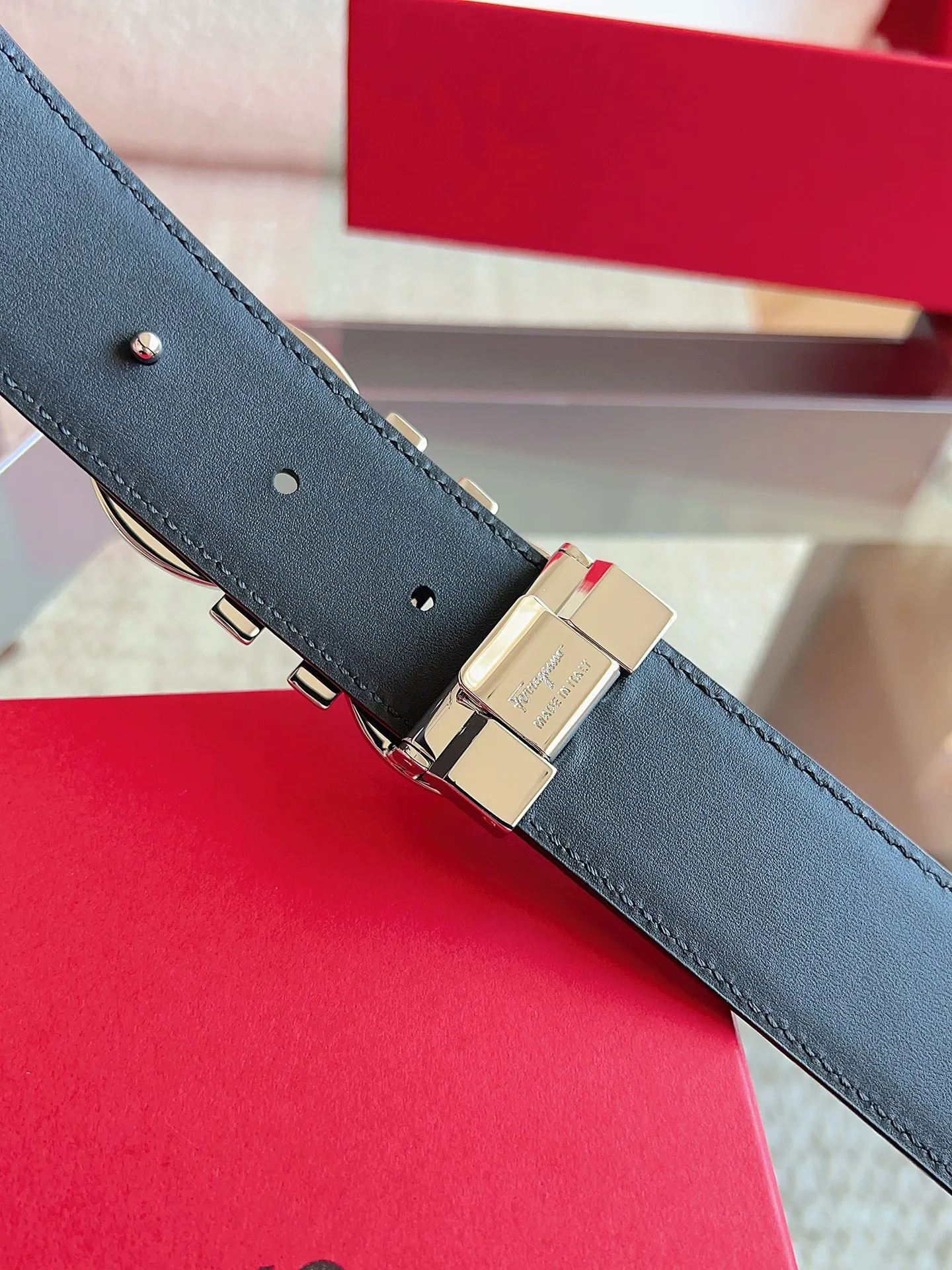 💰440💰Full package💰 💍Purchasing agent Ferragamo (2026 early spring style), the belt is made of first-layer cowhide with special processing, highlighting the natural grain, and using modern and elegant colors to reinterpret men's classic items. The double-sided design complements the Gancini double buckle, creating a flexible and versatile piece. The length is adjustable for a tailor-made fit. Belt width: 3.5cm