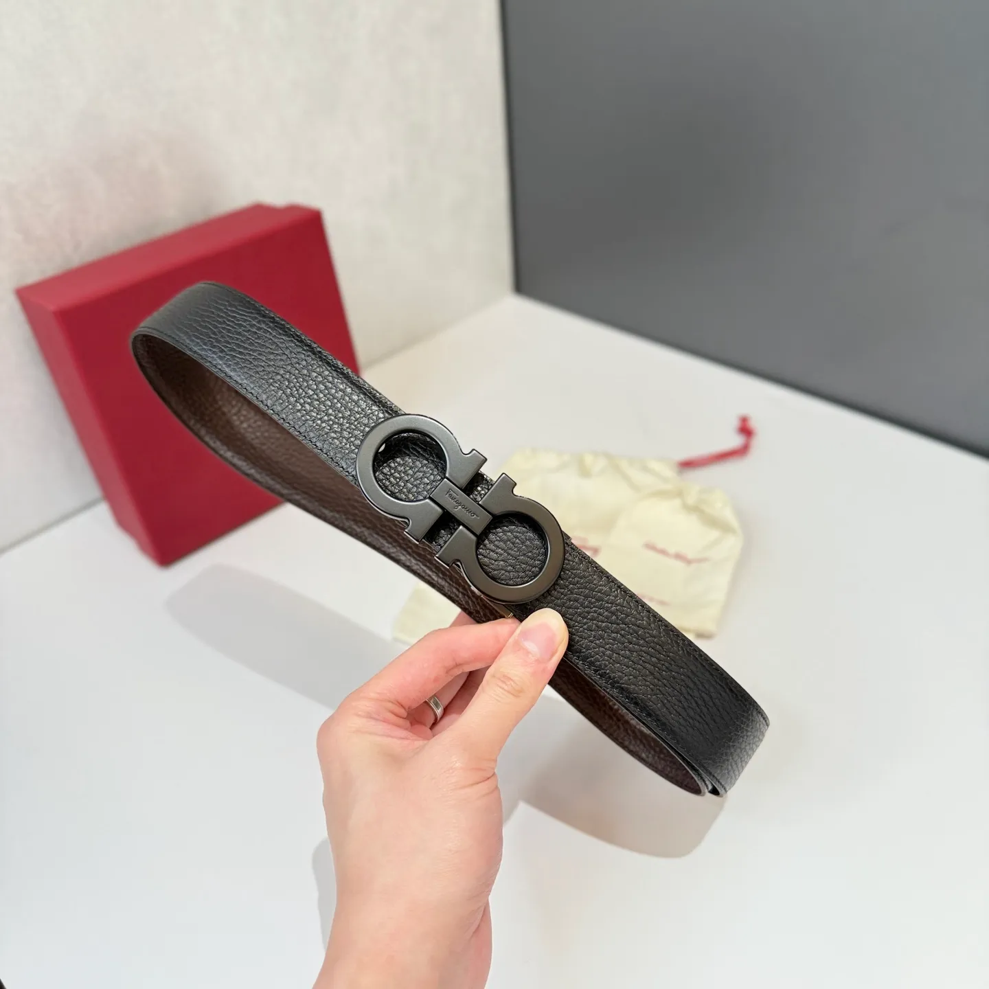 💰440💰Full package💰 💍Purchase level Salvatore Ferragamo is an Italian luxury brand known for its high-quality leather goods, shoes and accessories. Ferragamo's belts are one of its classic products, usually made of high-quality leather, with simple yet elegant designs, suitable for both business and leisure occasions.