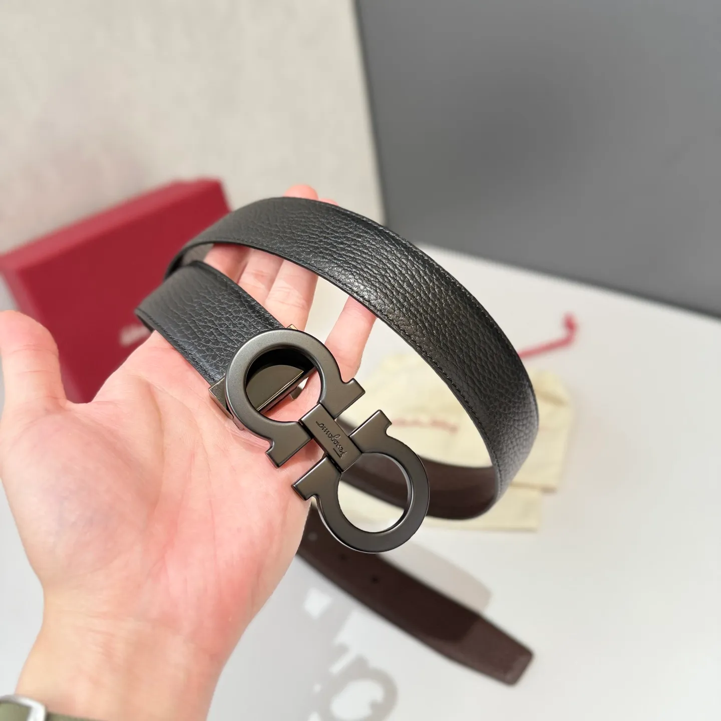 💰440💰Full package💰 💍Purchase level Salvatore Ferragamo is an Italian luxury brand known for its high-quality leather goods, shoes and accessories. Ferragamo's belts are one of its classic products, usually made of high-quality leather, with simple yet elegant designs, suitable for both business and leisure occasions.