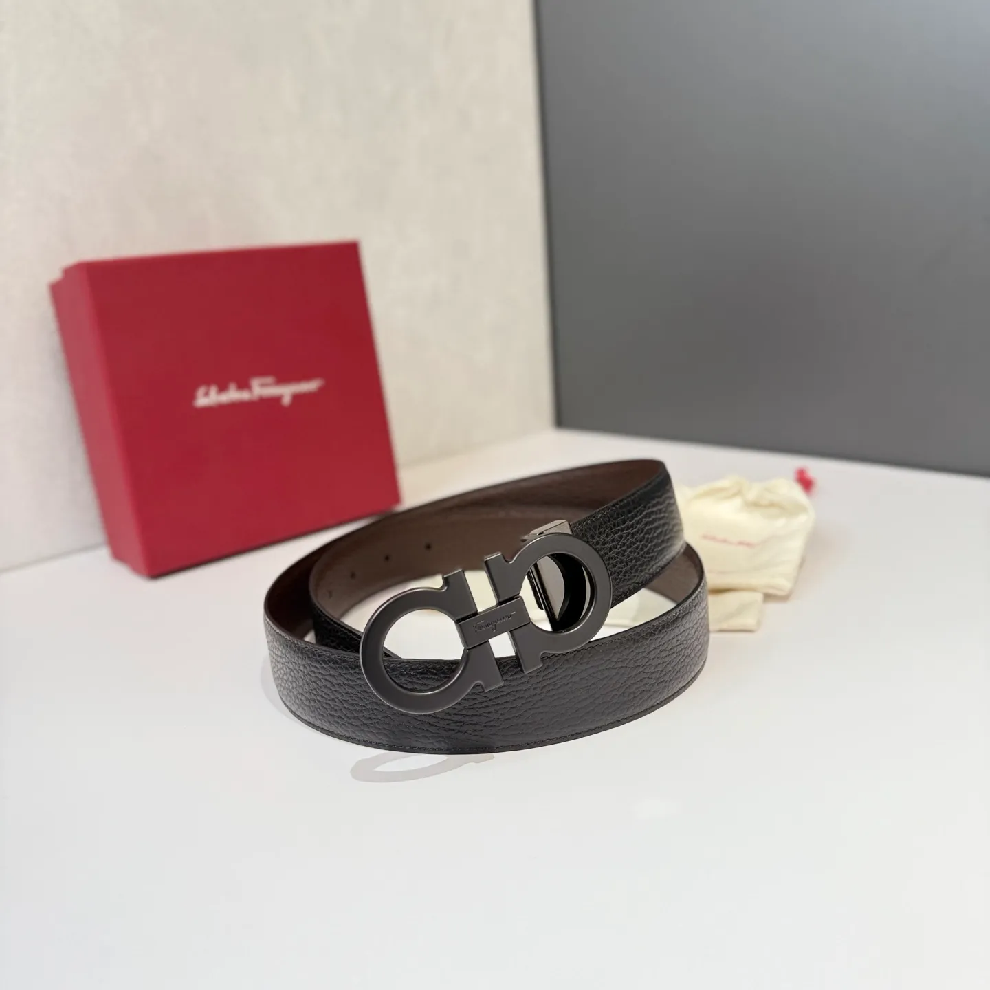 💰440💰Full package💰 💍Purchase level Salvatore Ferragamo is an Italian luxury brand known for its high-quality leather goods, shoes and accessories. Ferragamo's belts are one of its classic products, usually made of high-quality leather, with simple yet elegant designs, suitable for both business and leisure occasions.
