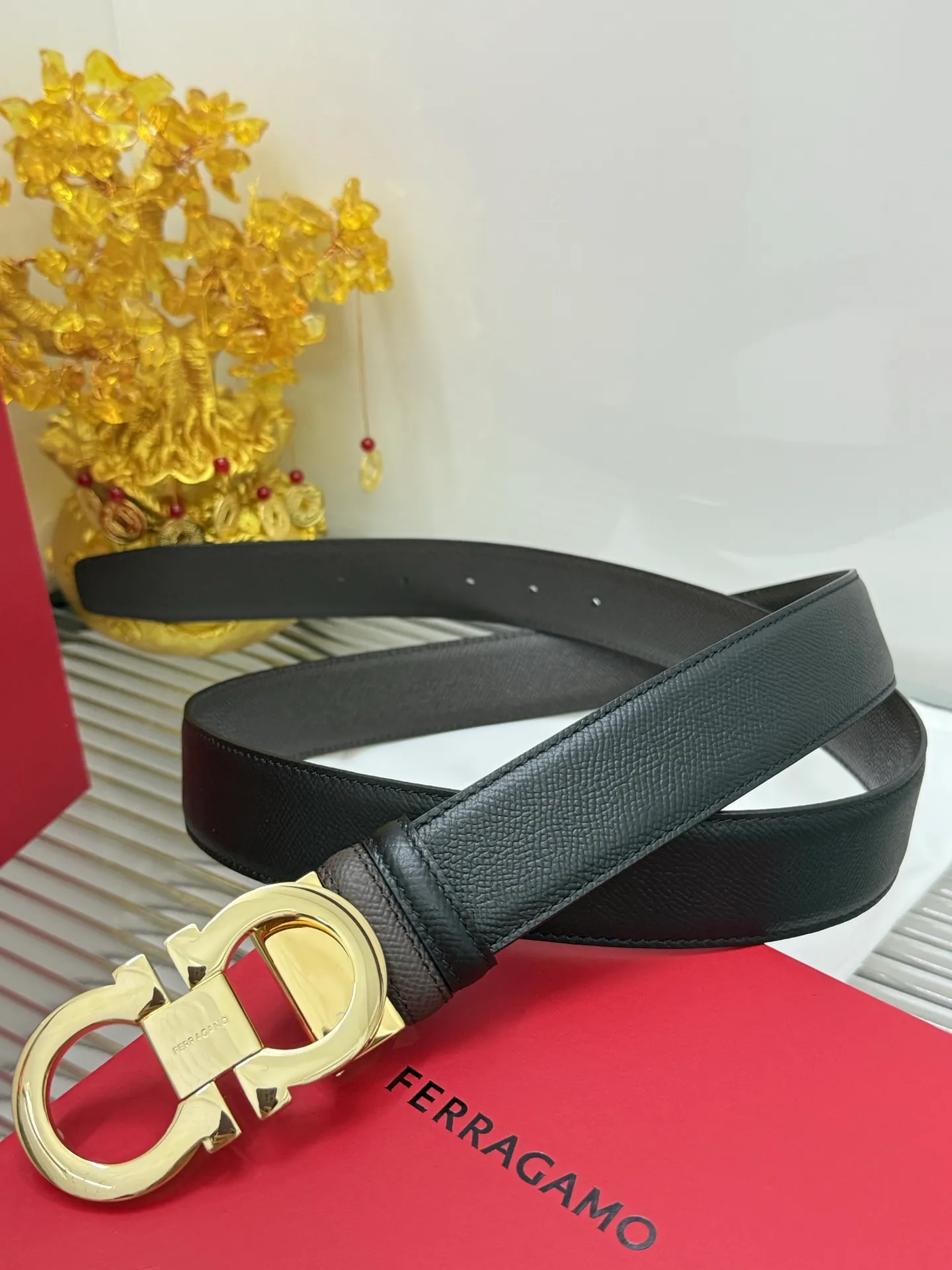 ✅Width: 𝟑.𝟱𝗰𝗺 ❑ 🌎Purchasing genuine goods ❑ Duty-free packaging Salvatore Ferragamo ❑ Supports 𝐍𝐅𝐂 anti-counterfeiting identification · Integrated chip identification for plate matching ❗️ ❑ Italian 🇮🇹𝐒𝐢𝐫𝐩 Original imported calfskin, double-sided, usable and cutable in length + high-quality pure copper hardware buckle P460 ❑ Genuine quality Small details in alignment / neat wiring details Pursue high quality Perfect high-end customers must buy ✔ ❑ The overall details are aligned with curvature Strict requirements for material selection for opening and opening · All materials are completely consistent · The fabrics, wiring, and oil edges are meticulously reflected, and there are no leaky details. Original factory high quality and special supply channels. ❑ The leather texture is clearly visible and the traces are exposed, restoring the official authentic quality to the greatest extent 🔥 ❑ Top quality ✅Avoid the risk of later breakage 🌿 ❑ 『One-year warranty, replace broken parts with new ones』 ❑ The eye holes are completed in one stamping, clean and neat, without any skin residue or color rendering. The stitching is tight and precise. "Original quality ۞ Avoid picture piracy 🔍 Low quality ✘ Exclusive real photos"