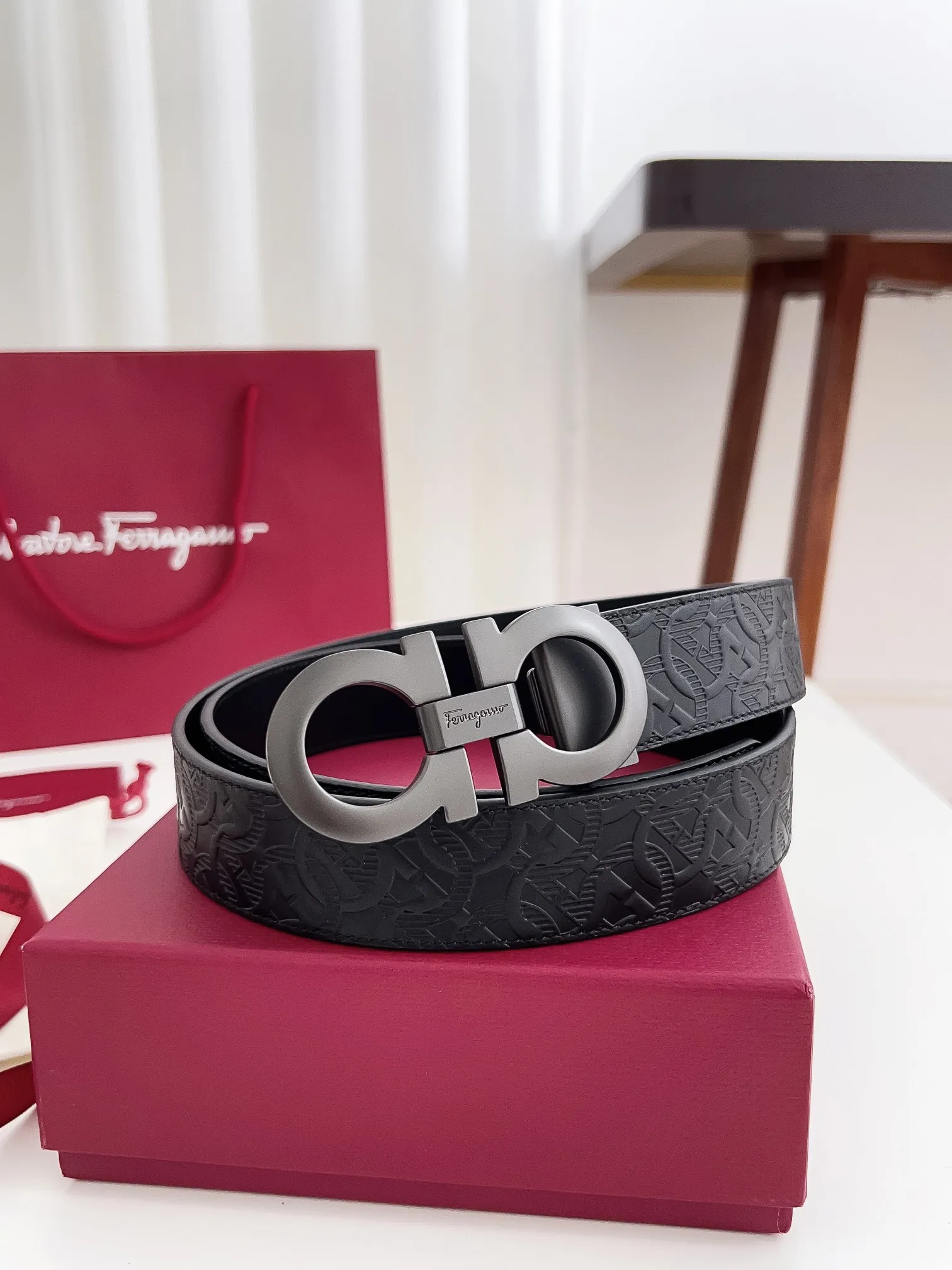 💰440💰Authentic packaging💰 💍Purchase-grade Ferragamo Width 3.5cm Imported first-layer calfskin, double-sided cowhide material, soft and Q-elastic leather. Dürkopp's diagonal stitching is exquisite and durable. Good quality goods. Button head: pure copper buckle (gold, gun color, silver) Size: 100-125cm Packaging: full set of packaging