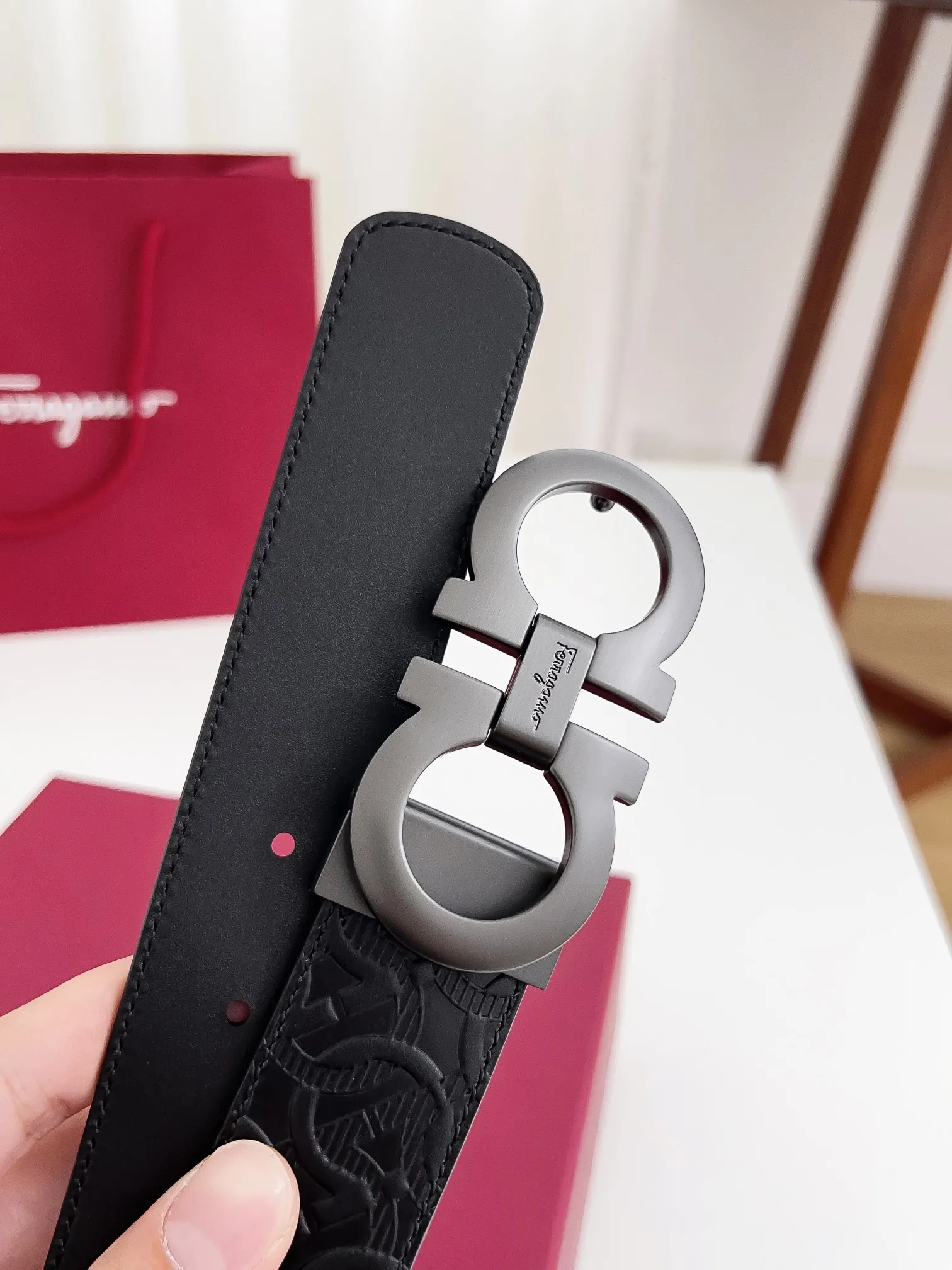 💰440💰Authentic packaging💰 💍Purchase-grade Ferragamo Width 3.5cm Imported first-layer calfskin, double-sided cowhide material, soft and Q-elastic leather. Dürkopp's diagonal stitching is exquisite and durable. Good quality goods. Button head: pure copper buckle (gold, gun color, silver) Size: 100-125cm Packaging: full set of packaging