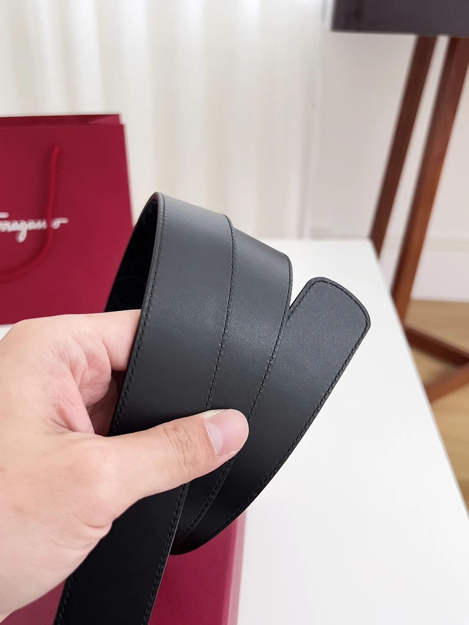 💰440💰Authentic packaging💰 💍Purchase-grade Ferragamo Width 3.5cm Imported first-layer calfskin, double-sided cowhide material, soft and Q-elastic leather. Dürkopp's diagonal stitching is exquisite and durable. Good quality goods. Button head: pure copper buckle (gold, gun color, silver) Size: 100-125cm Packaging: full set of packaging