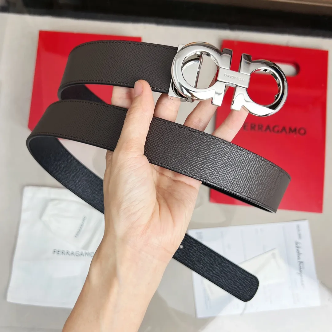 💰440💰Full package💰 💍Purchasing-grade Ferragamo double-sided adjustable Gancini belt This belt is one of Ferragamo's classic accessories, noble and elegant, and timeless. This double-sided leather belt is made of natural grain leather on one side and embossed leather with a special three-dimensional Gancini pattern on the other. The gunmetal Gancini double buckle adds a touch of personality, and the length is adjustable to easily achieve a tailor-made fit.