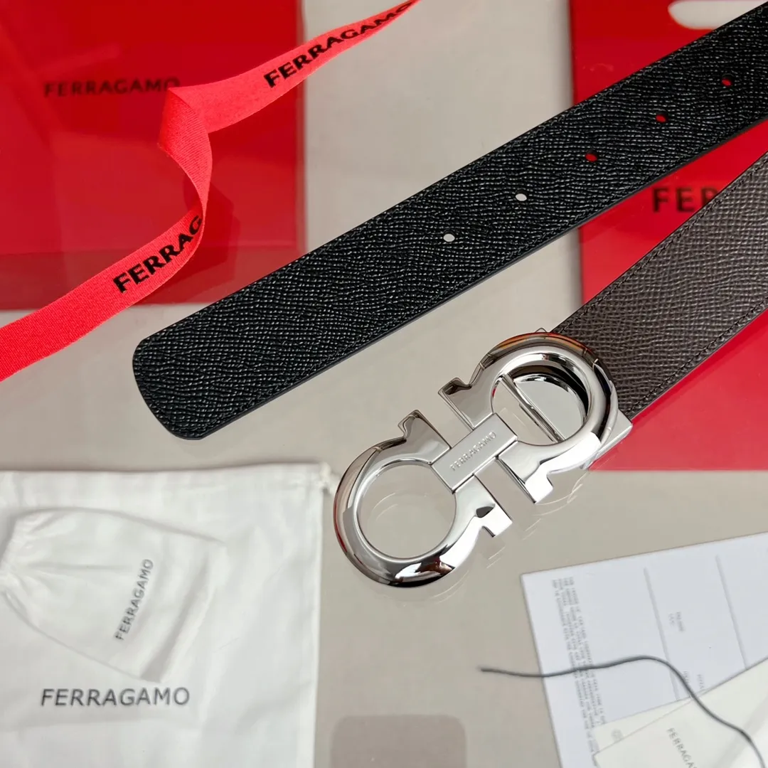💰440💰Full package💰 💍Purchasing-grade Ferragamo double-sided adjustable Gancini belt This belt is one of Ferragamo's classic accessories, noble and elegant, and timeless. This double-sided leather belt is made of natural grain leather on one side and embossed leather with a special three-dimensional Gancini pattern on the other. The gunmetal Gancini double buckle adds a touch of personality, and the length is adjustable to easily achieve a tailor-made fit.