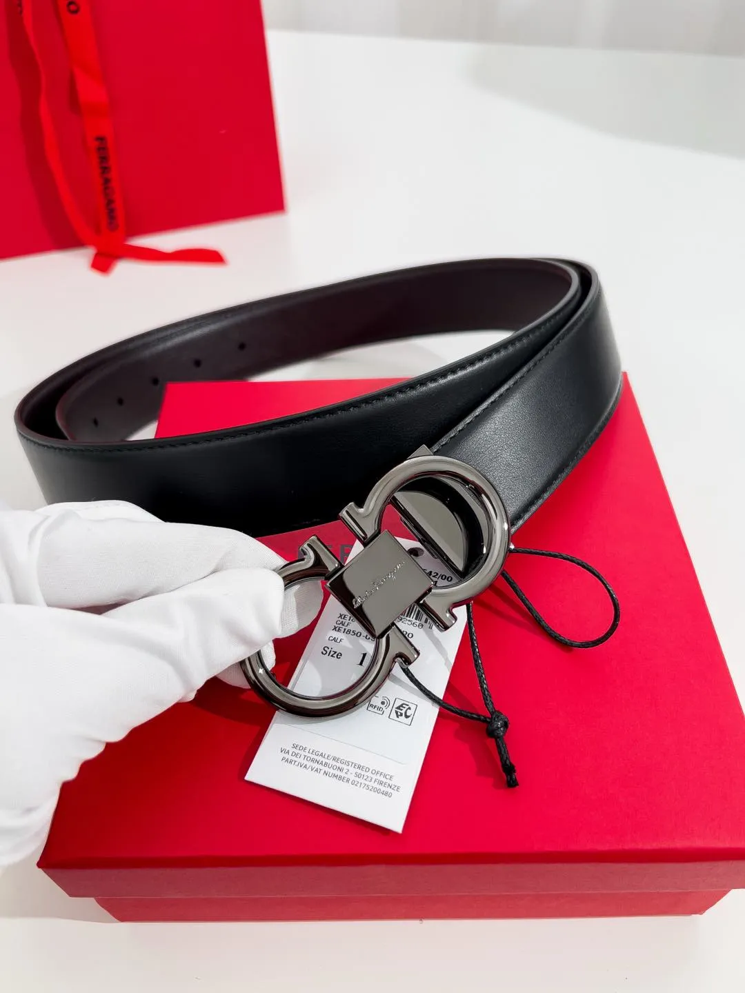 💰440💰Full package💰 💍Purchase-grade Ferragamo⚡️🌹Width 3.5cm, imported first-layer calfskin, double-sided cowhide material⚡️🌹The leather is soft and Q-elastic. Dürkopp's diagonal stitching is exquisite and durable. Good quality goods. Button head: pure copper button (gold, gun color, silver)