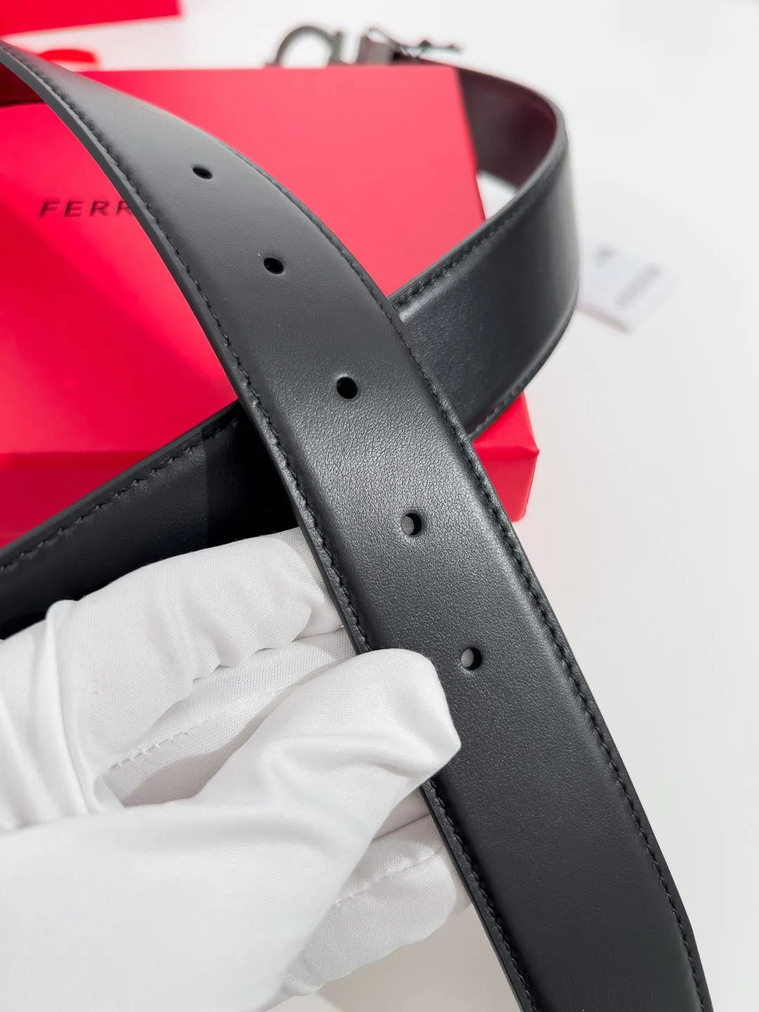 💰440💰Full package💰 💍Purchase-grade Ferragamo⚡️🌹Width 3.5cm, imported first-layer calfskin, double-sided cowhide material⚡️🌹The leather is soft and Q-elastic. Dürkopp's diagonal stitching is exquisite and durable. Good quality goods. Button head: pure copper button (gold, gun color, silver)