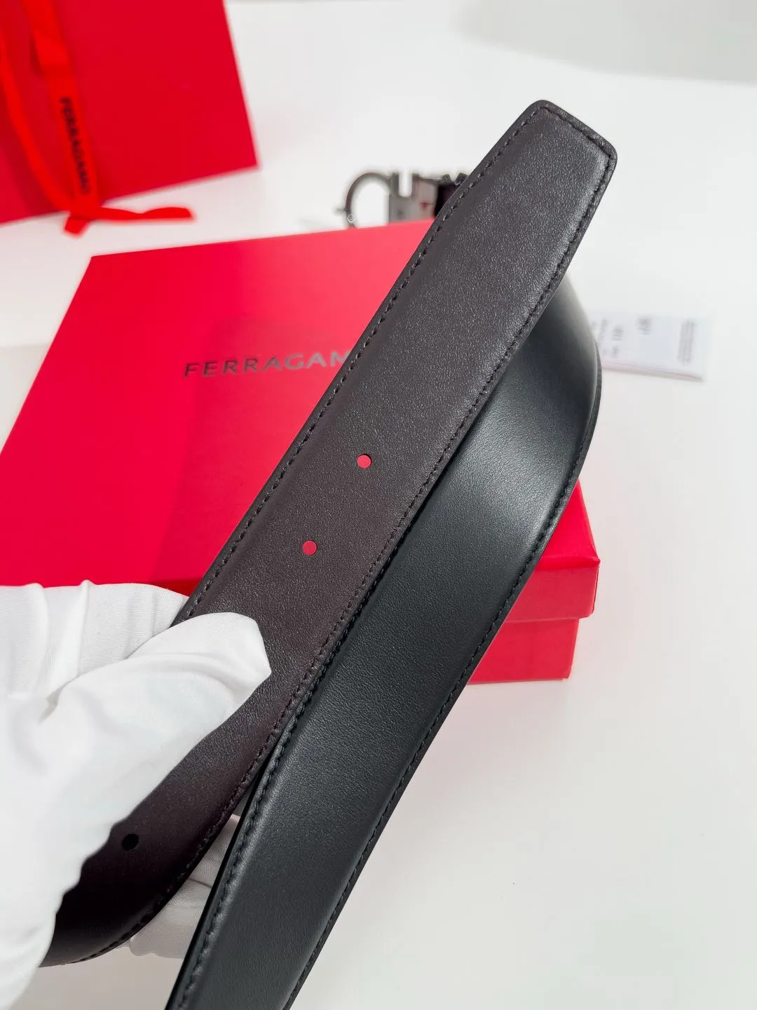 💰440💰Full package💰 💍Purchase-grade Ferragamo⚡️🌹Width 3.5cm, imported first-layer calfskin, double-sided cowhide material⚡️🌹The leather is soft and Q-elastic. Dürkopp's diagonal stitching is exquisite and durable. Good quality goods. Button head: pure copper button (gold, gun color, silver)