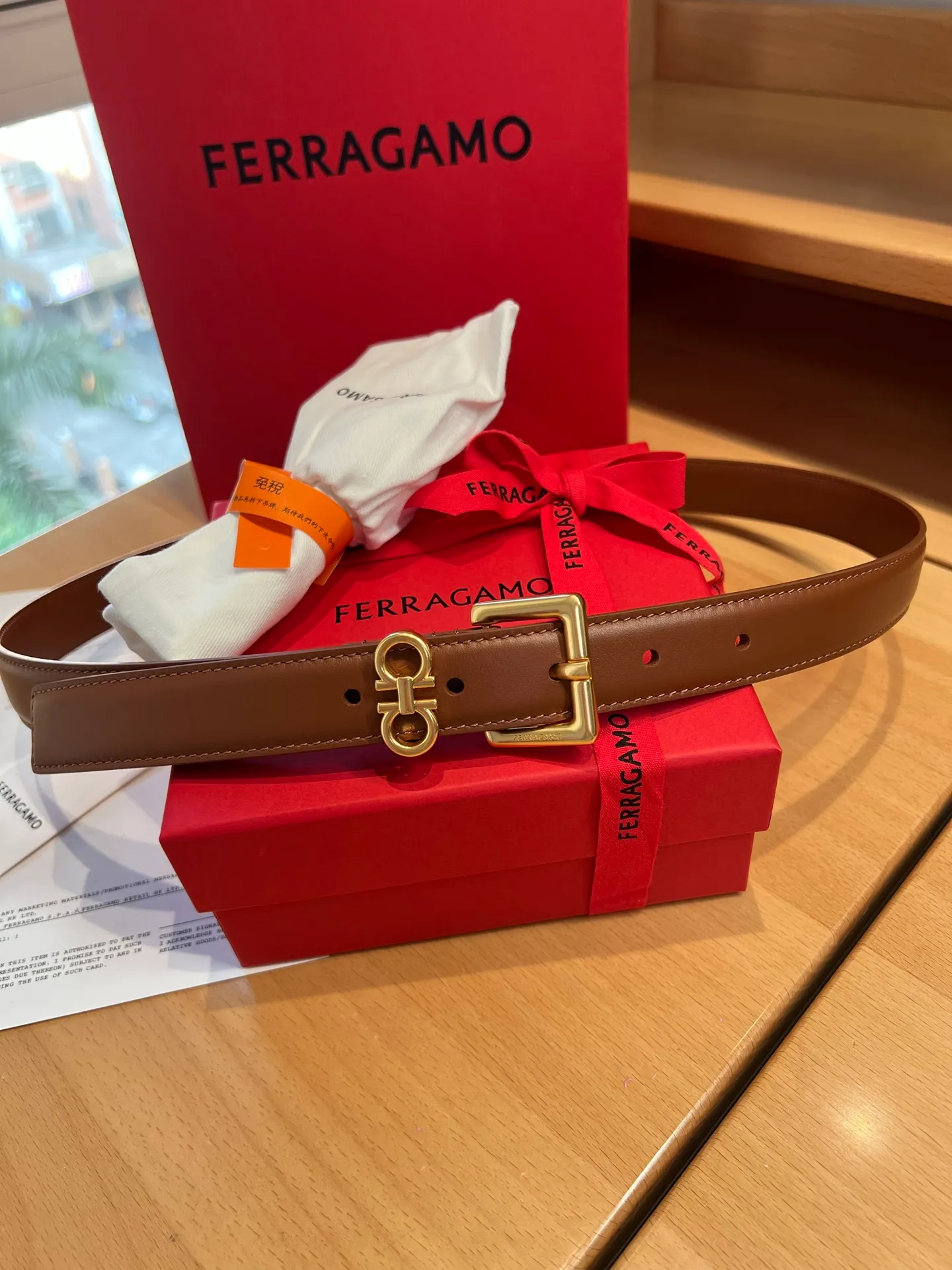 💰520💰Full package💰 💍Purchase level Dreams on the wrist, a new interpretation of female charm - Ferragamo 2.5cm women's pin buckle belt On the fashion stage, women's charm always blooms in the details. Ferragamo's 2.5cm women's pin buckle belt is like a smart work of art, outlining a woman's elegance and personality with delicate brushstrokes, becoming the finishing touch to highlight her fashion attitude.  This belt is made of top-quality materials. The leather is soft and skin-friendly, and the texture is natural and delicate. Every touch is like an intimate dialogue with nature. After special processing, the leather is tough and durable without losing its soft texture. It can not only withstand the test of daily wear, but also gently fit women's waistline, bringing unparalleled comfort experience.  The exquisite width of 2.5cm reflects Ferragamo’s profound insight into women’s fashion aesthetics. It cleverly walks the line between sophistication and grandeur, without being too ostentatious, yet accurately attracting attention. Whether it is paired with a simple and capable workplace suit to highlight a woman's independent confidence and professional temperament; or combined with a romantic and soft dress to emphasize the graceful body curves and interpret a gentle and romantic style, it can be perfectly controlled and inject unique charm into the overall look.  The pin buckle design is the soul of this belt. The metal pin buckle has been carefully polished and shines with a charming luster, with smooth lines and rich texture. The simple yet exquisite shape not only shows the modern and fashionable simple style, but also contains the profound brand heritage of Ferragamo. When buckled, the crisp sound is like a fashionable movement, and every use is a pleasant experience. Moreover, the solid design of the pin buckle ensures the stability of the belt during wearing, so that you don't have to worry about the embarrassment of slipping, and can enjoy the confidence and calmness brought by fashion.  Ferragamo, a fashion brand with a long history, has always been committed to creating fashion items for women that combine quality and design. This 2.5cm women's pin buckle belt is not only a symbol of fashion, but also a reflection of the brand's persistent pursuit of excellent quality and innovative design. It carries the cultural connotation of the brand and has become an important carrier for women to show themselves and express their personality.  When you tie the Ferragamo 2.5cm women's pin buckle belt around your waist, at that moment it is more than just a belt, it is an extension of your personality and style. It witnesses your hard work and achievements in the workplace and accompanies you to enjoy every beautiful moment in life. It allows you to exude unique charm in every gesture, and can become the center of attention whether on the bustling urban streets or in elegant social occasions.  Choosing Ferragamo's 2.5cm women's pin buckle belt means choosing an exquisite attitude towards life and the ultimate pursuit of fashion. It will add brilliant colors to your fashion journey with its unique charm and become an eternal classic in your wardrobe.