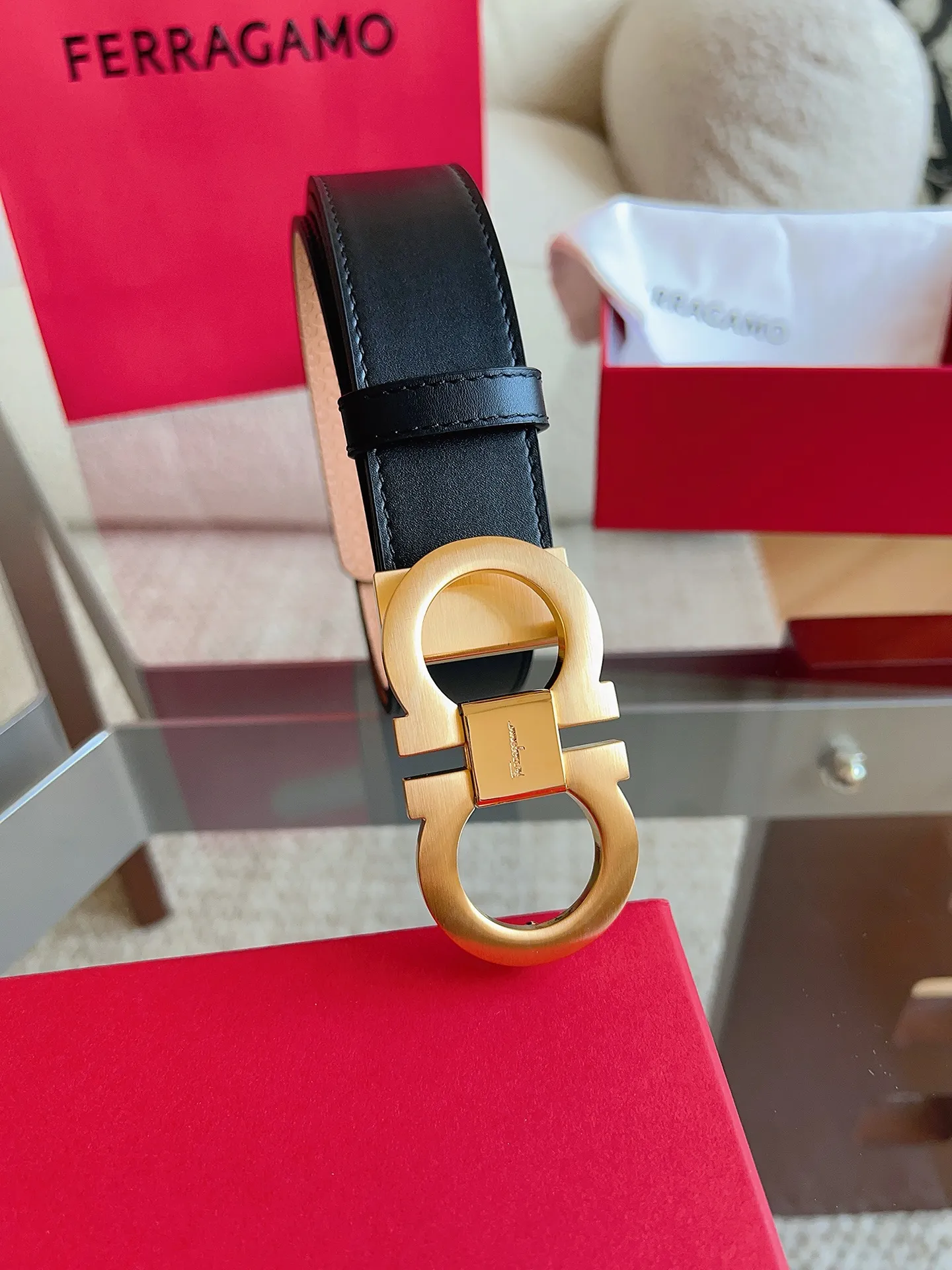 💰460💰Full package💰 💍Purchasing agent Ferragamo (2026 early spring style), the belt is made of first-layer cowhide with special processing, highlighting the natural grain, and using modern and elegant colors to reinterpret men's classic items. The double-sided design complements the Gancini double buckle, creating a flexible and versatile piece. The length is adjustable for a tailor-made fit. Belt width: 3.5cm