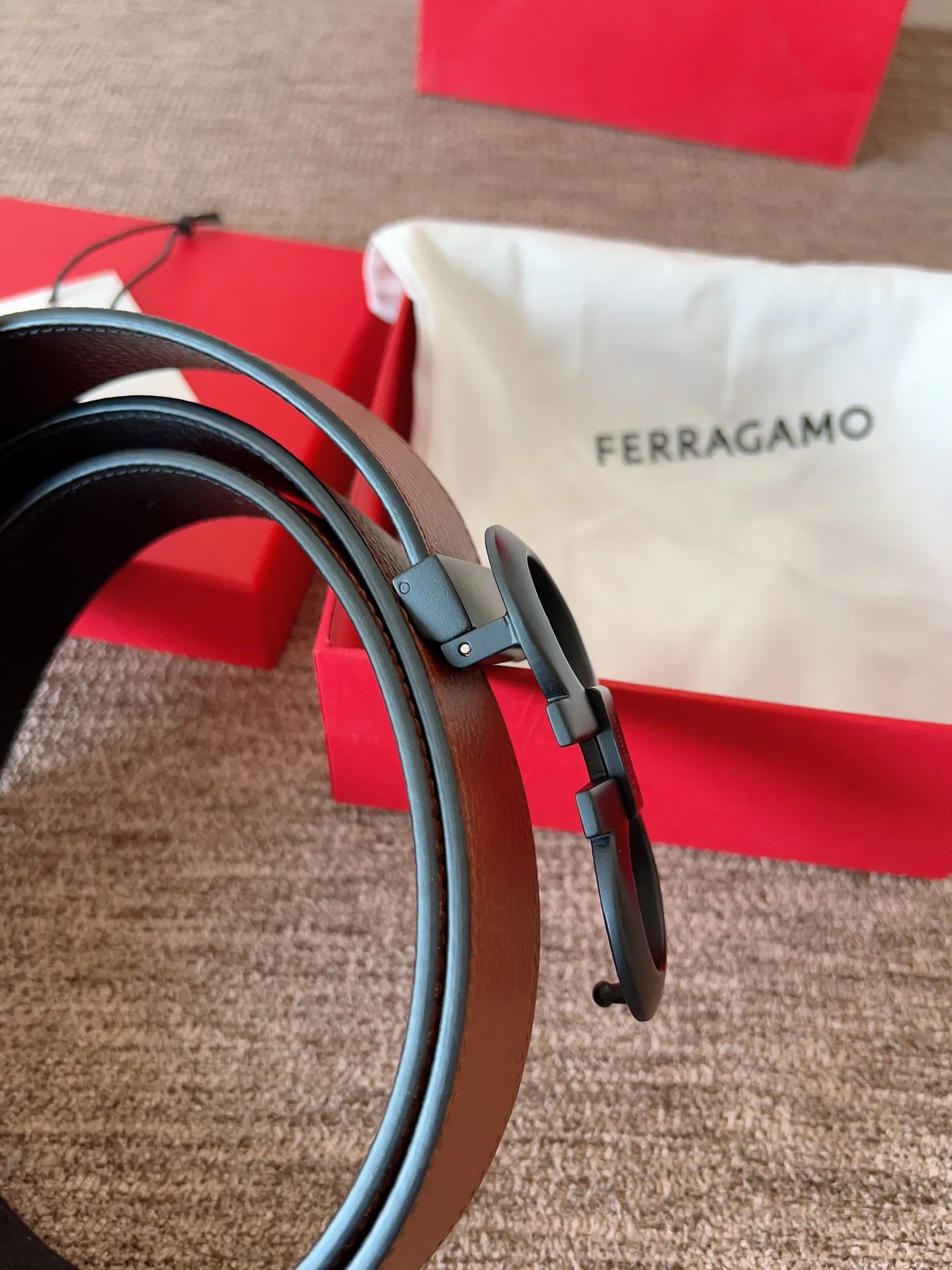 A Ferragamo belt that will never go out of style after several years of use, with original leather, high-quality buckles and brand new packaging. 💰760