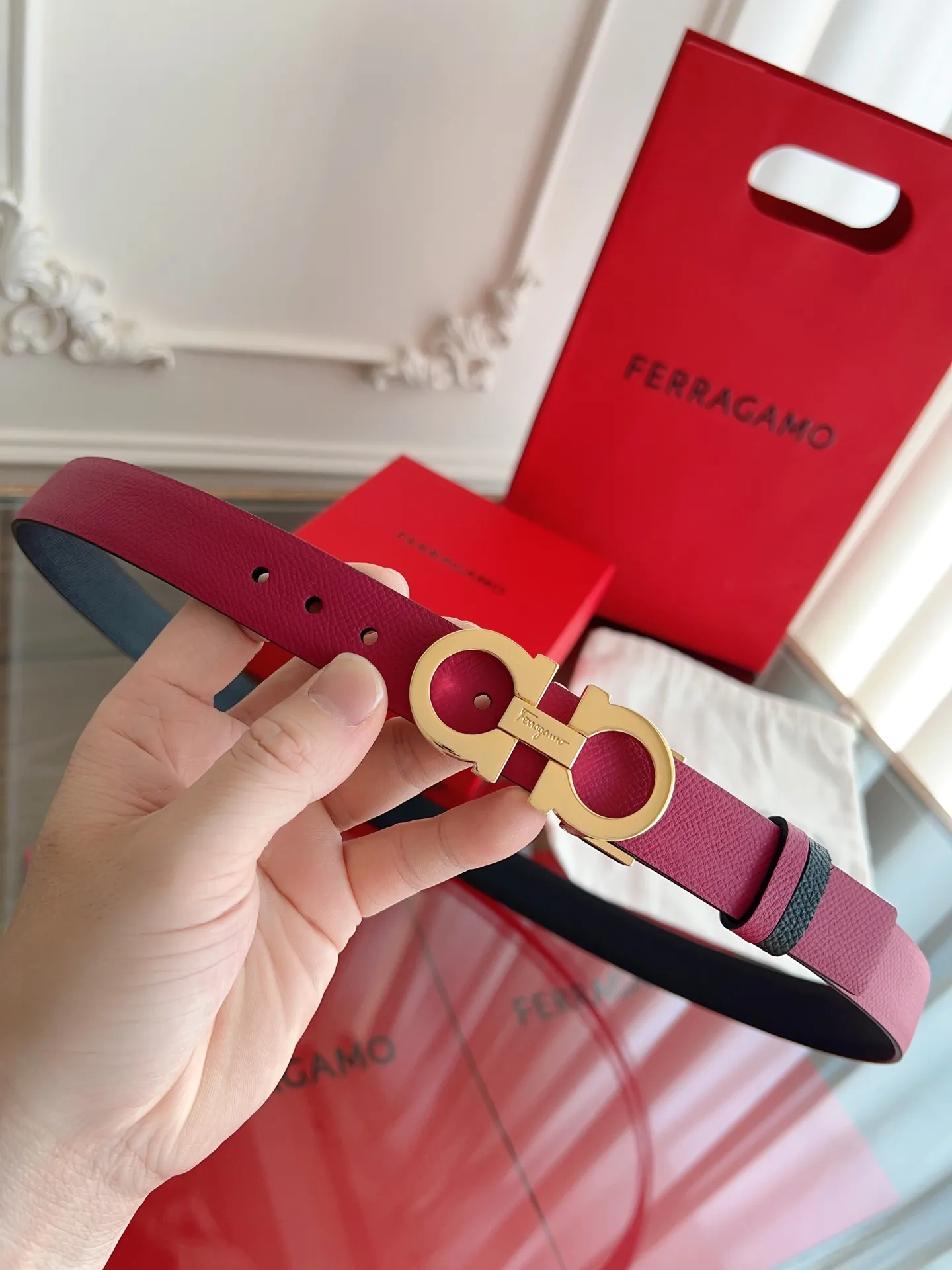 💰440💰Full set of packaging💰 💍Purchasing-grade Ferragamo·High-end quality． Double-sided colors available. The length can be cut by yourself to achieve a slimming effect. Material: The belt is made of imported first-layer cowhide. Exquisite, high-end and classy. Photographed in kind. Width: 2.5cm