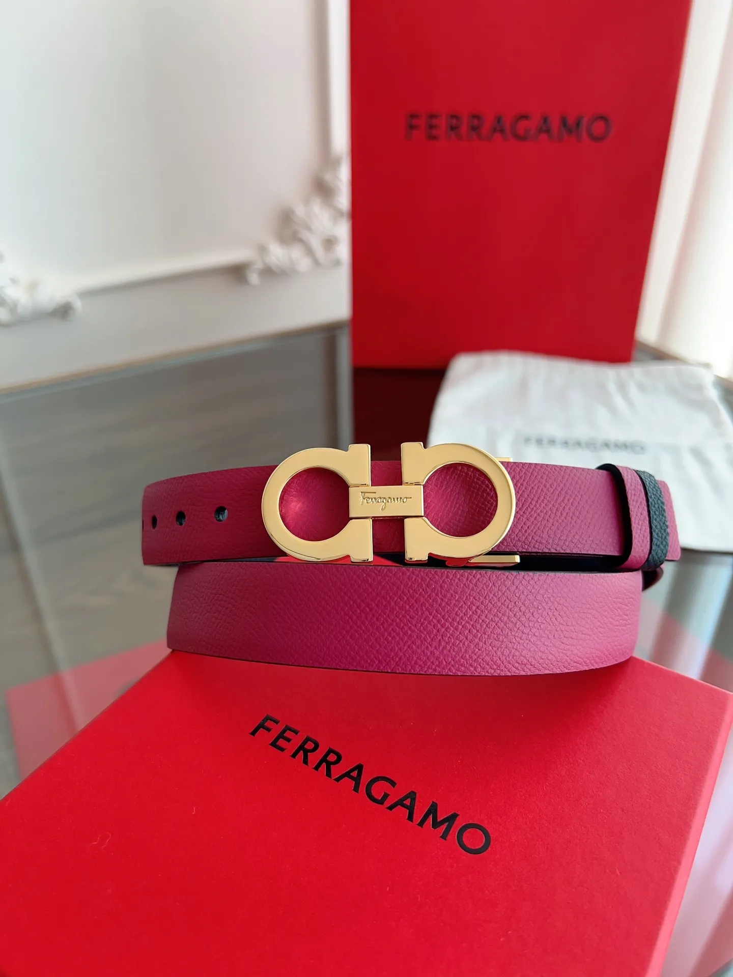 💰440💰Full set of packaging💰 💍Purchasing-grade Ferragamo·High-end quality． Double-sided colors available. The length can be cut by yourself to achieve a slimming effect. Material: The belt is made of imported first-layer cowhide. Exquisite, high-end and classy. Photographed in kind. Width: 2.5cm