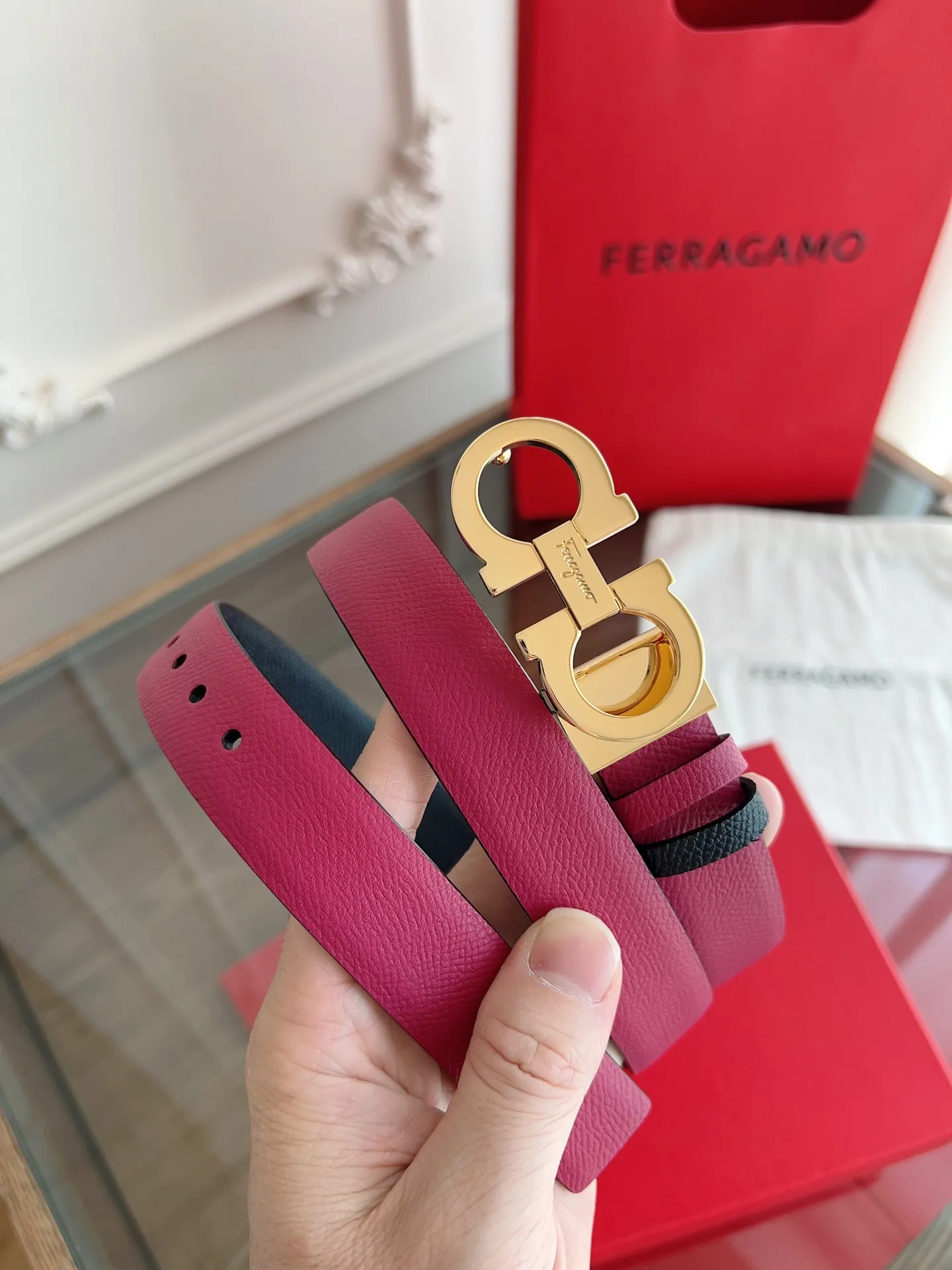 💰440💰Full set of packaging💰 💍Purchasing-grade Ferragamo·High-end quality． Double-sided colors available. The length can be cut by yourself to achieve a slimming effect. Material: The belt is made of imported first-layer cowhide. Exquisite, high-end and classy. Photographed in kind. Width: 2.5cm