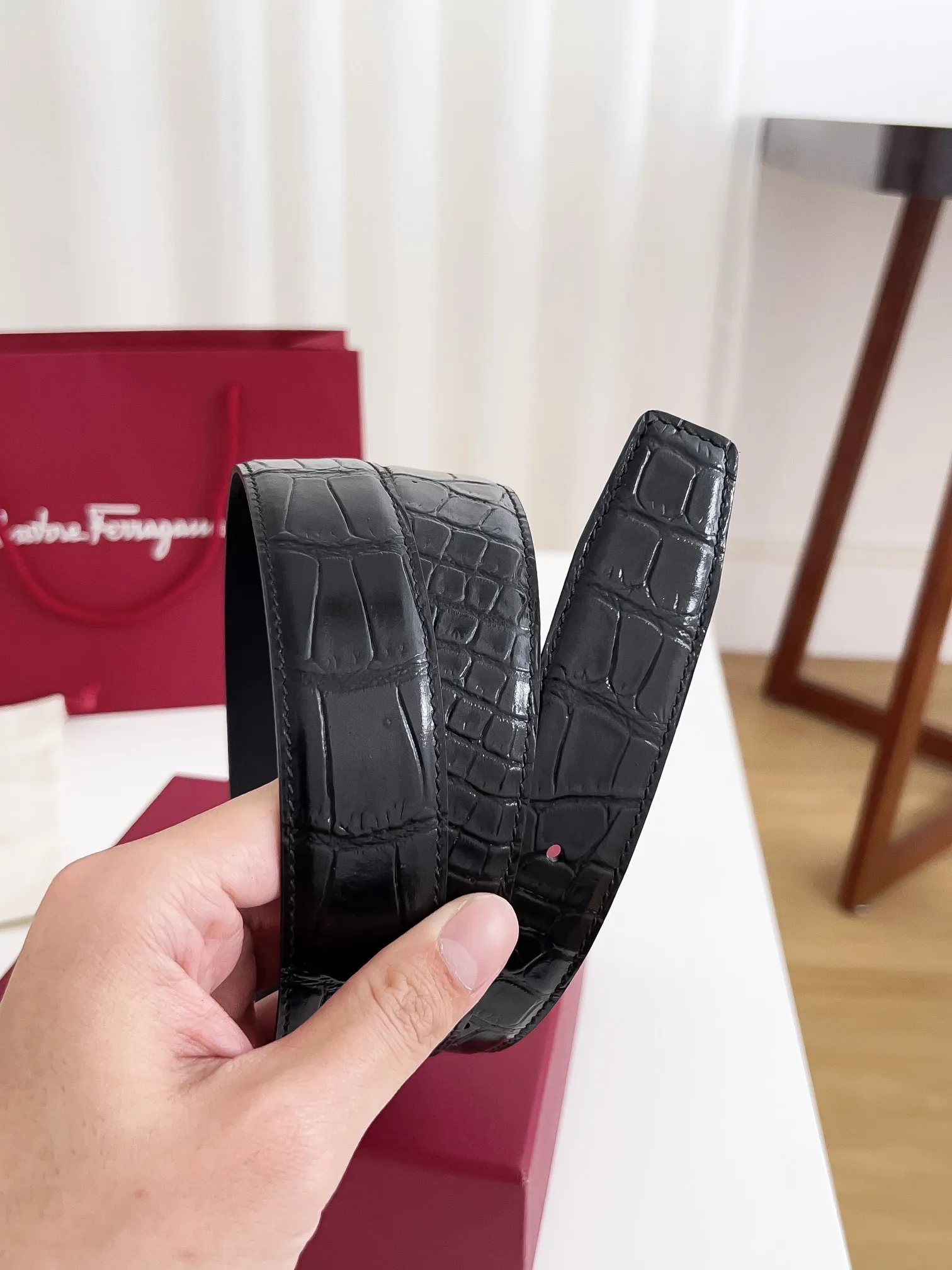 💰440💰Full package💰 💍Purchasing agent Ferragamo⚡️🌹Width 3.5cm, imported first-layer calfskin, double-sided cowhide material, soft and Q-elastic. Dürkopp's diagonal stitching is exquisite and durable. Good quality goods. Button head: pure copper buckle (gold, gun color, silver) Size: 100-125cm Packaging: full set of packaging