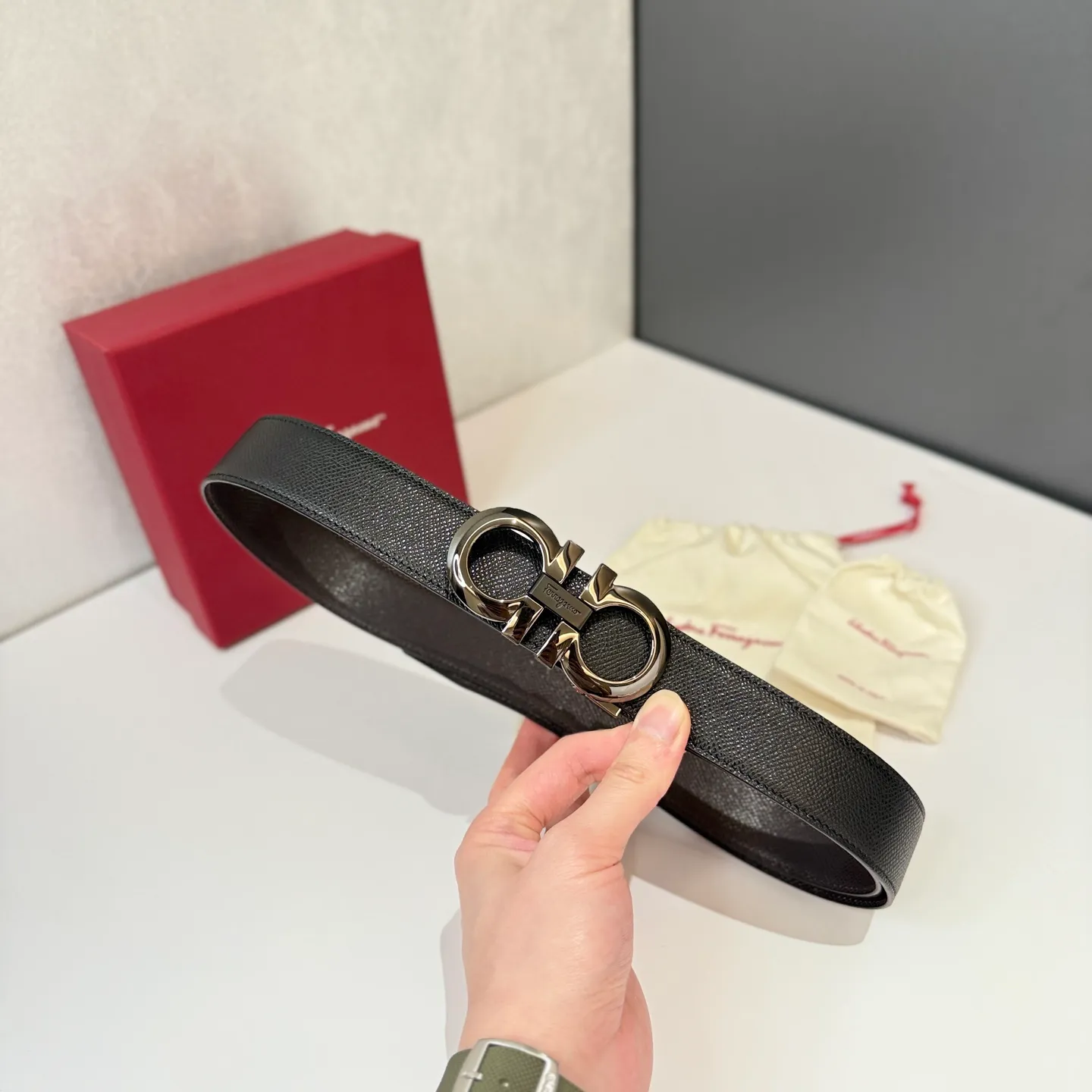 💰440💰Full package💰 💍Purchase level Salvatore Ferragamo is an Italian luxury brand known for its high-quality leather goods, shoes and accessories. Ferragamo's belts are one of its classic products, usually made of high-quality leather, with simple yet elegant designs, suitable for both business and leisure occasions.